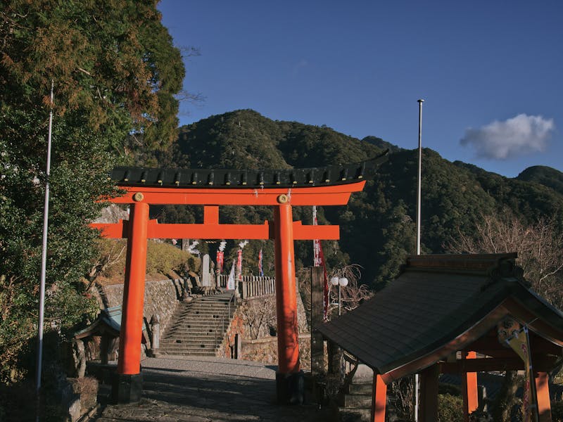山と鳥居の風景
