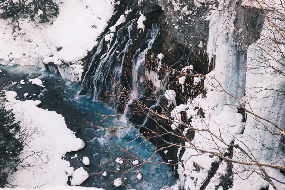 北海道美瑛の冬の渓谷と滝