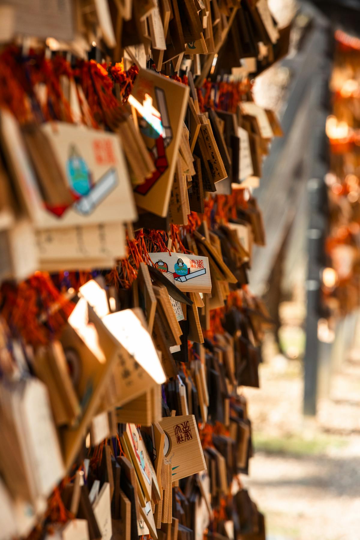 美保神社の社殿と絵馬