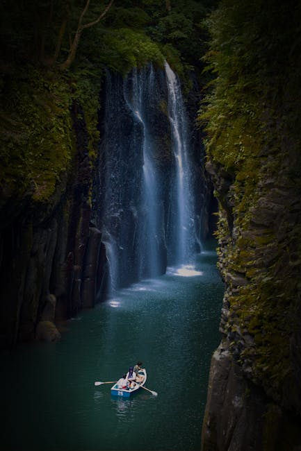 真名井の滝と柱状節理の断崖
