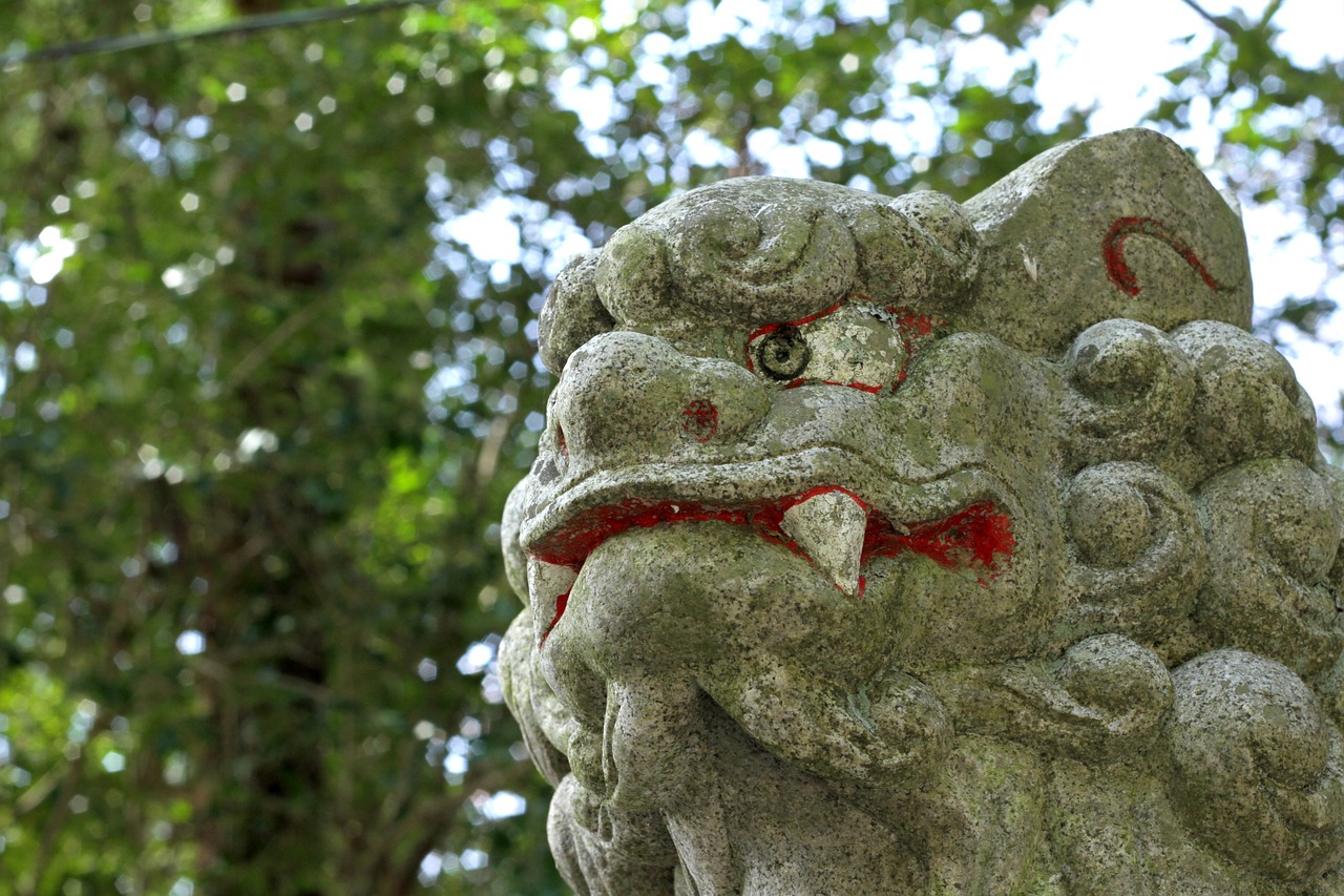 Komainu guardian statue