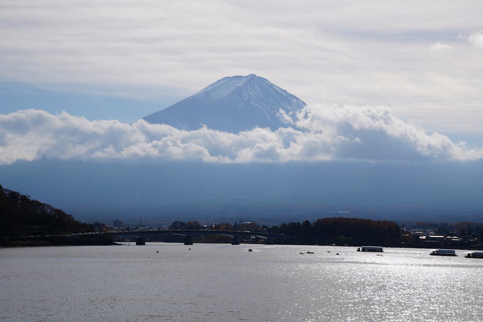 秋の河口湖と富士山
