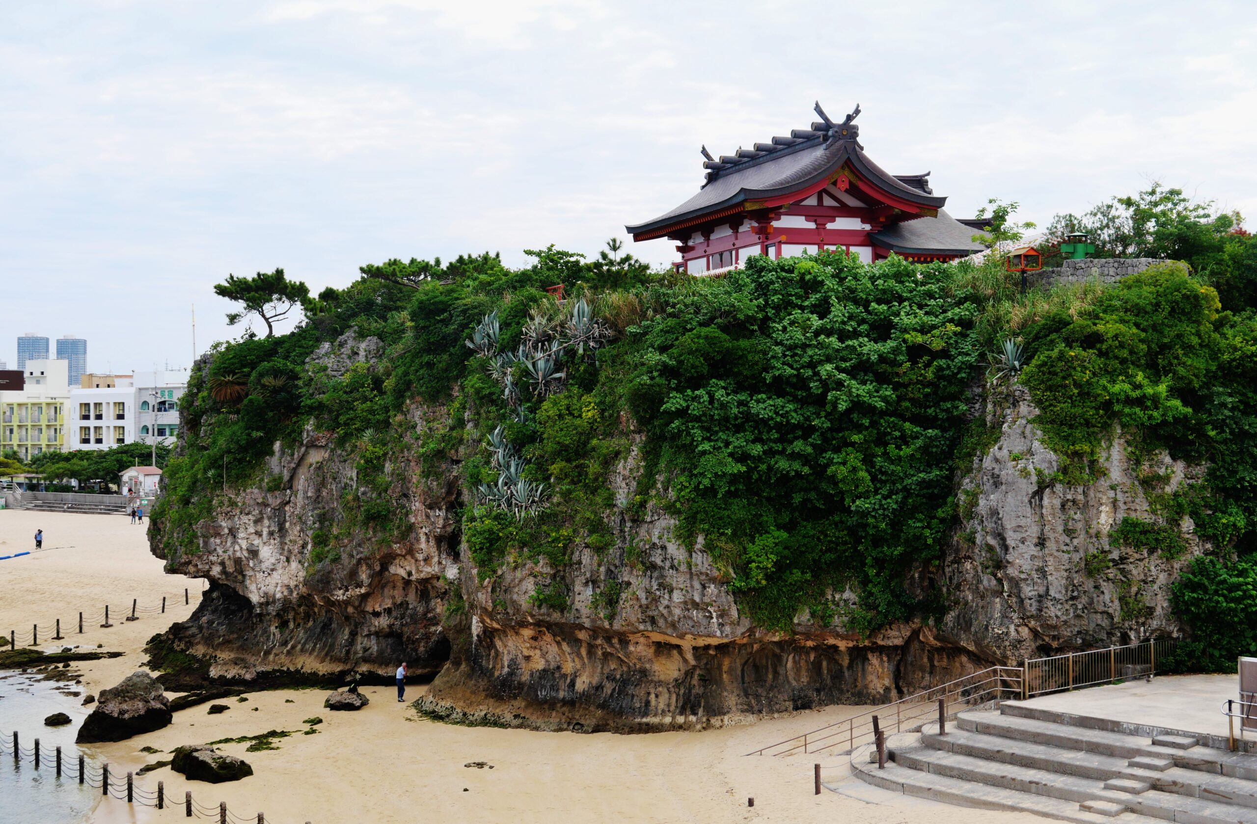 崖の下のビーチから見上げた波上宮