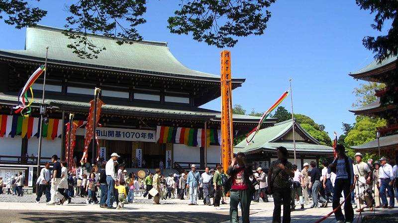 成田山新勝寺の大本堂と三重塔