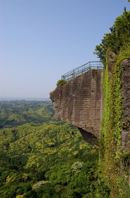 Jigoku Nozoki (Hell Peek) at Mount Nokogiri: a rock ledge jutting out over a sheer cliff with panoramic green hills below
