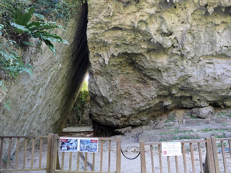 斎場御嶽の三庫理（三角岩）