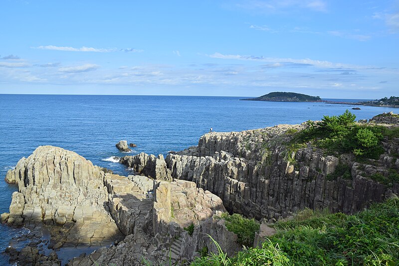 東尋坊の柱状節理と日本海