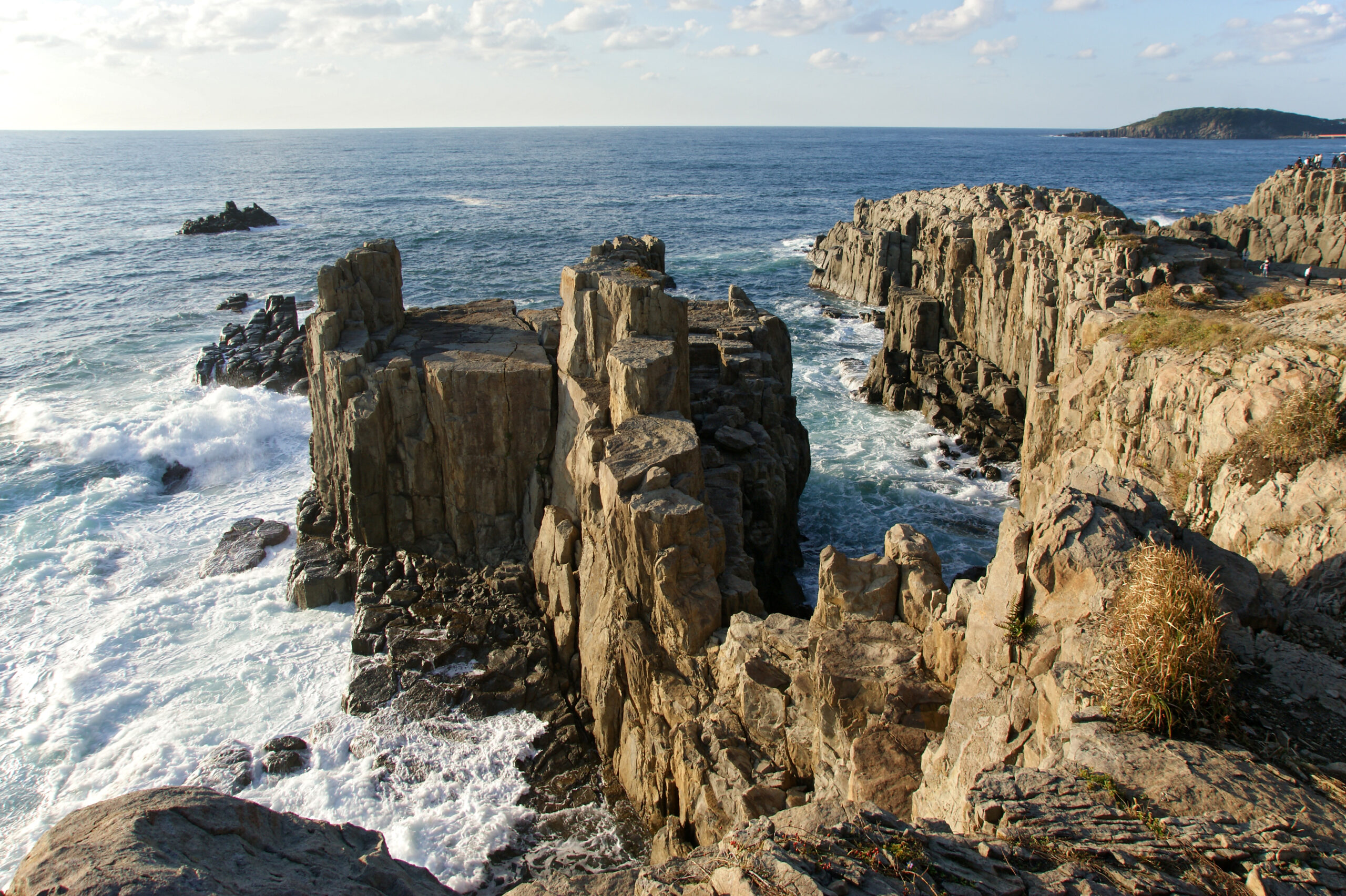 Tojinbo columnar joints with waves