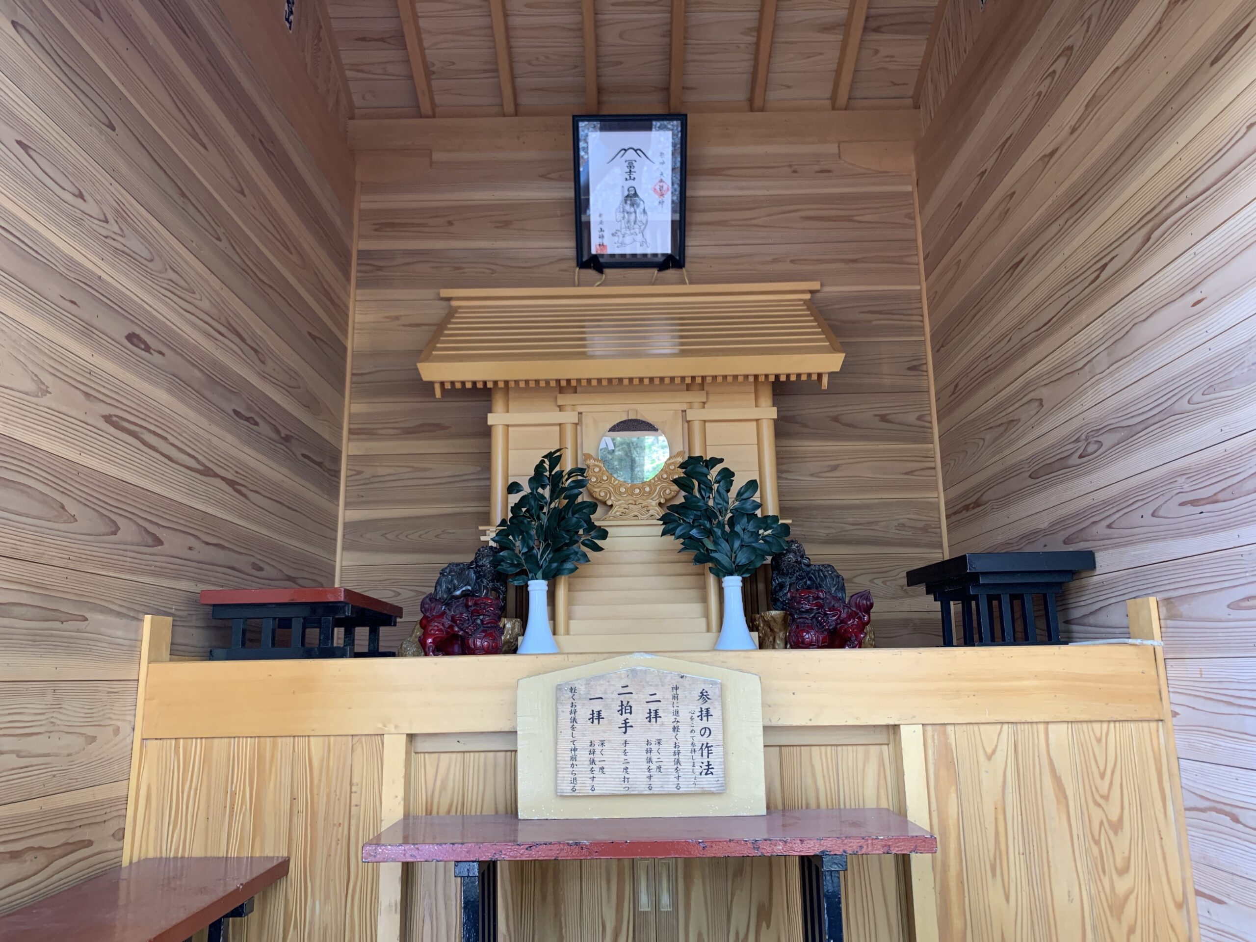 新屋山神社奥宮の本殿内部