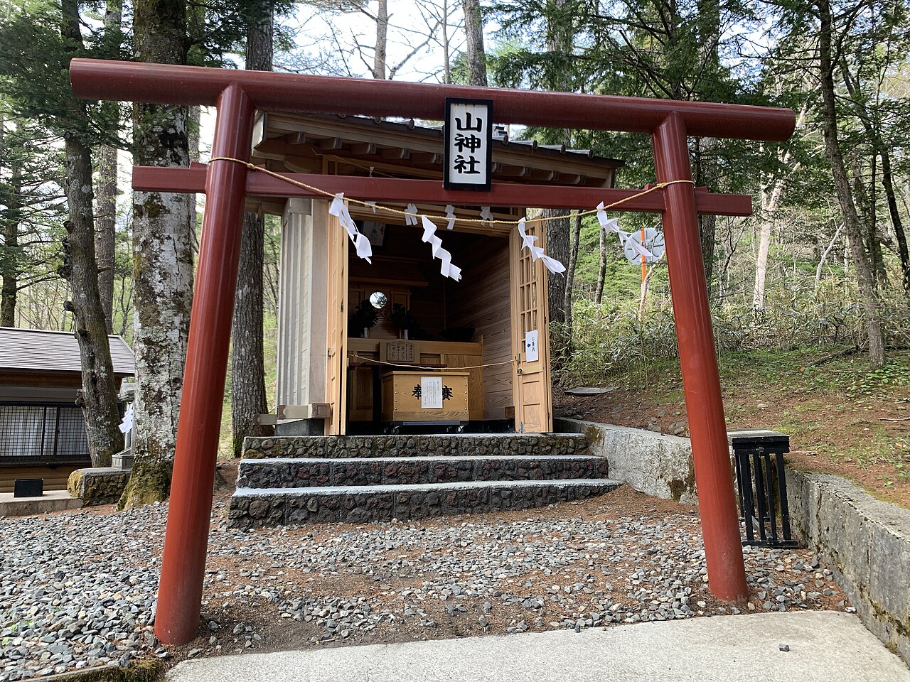 新屋山神社奥宮の鳥居と本殿
