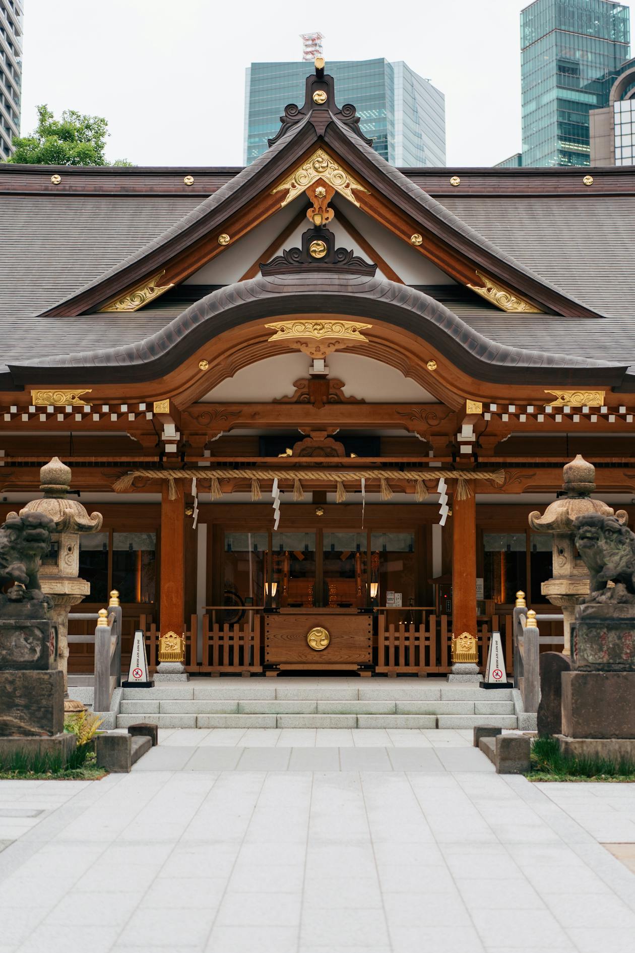 A shrine hall standing amid an urban setting (image)