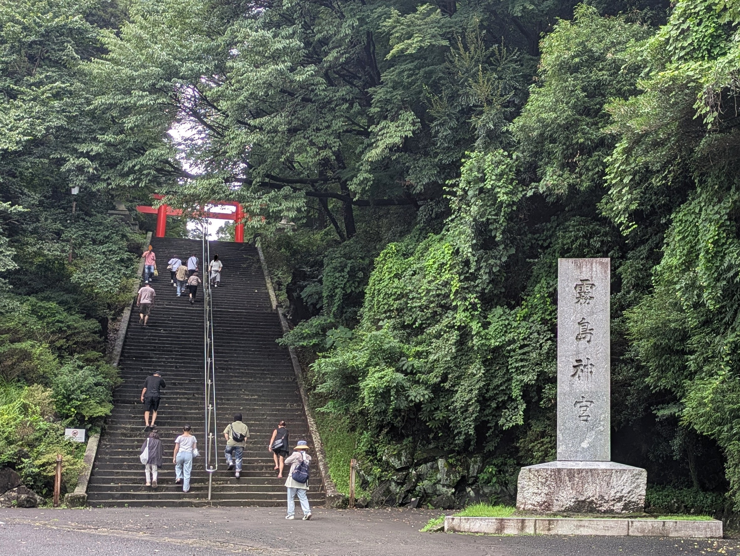 霧島神宮の参道と石碑