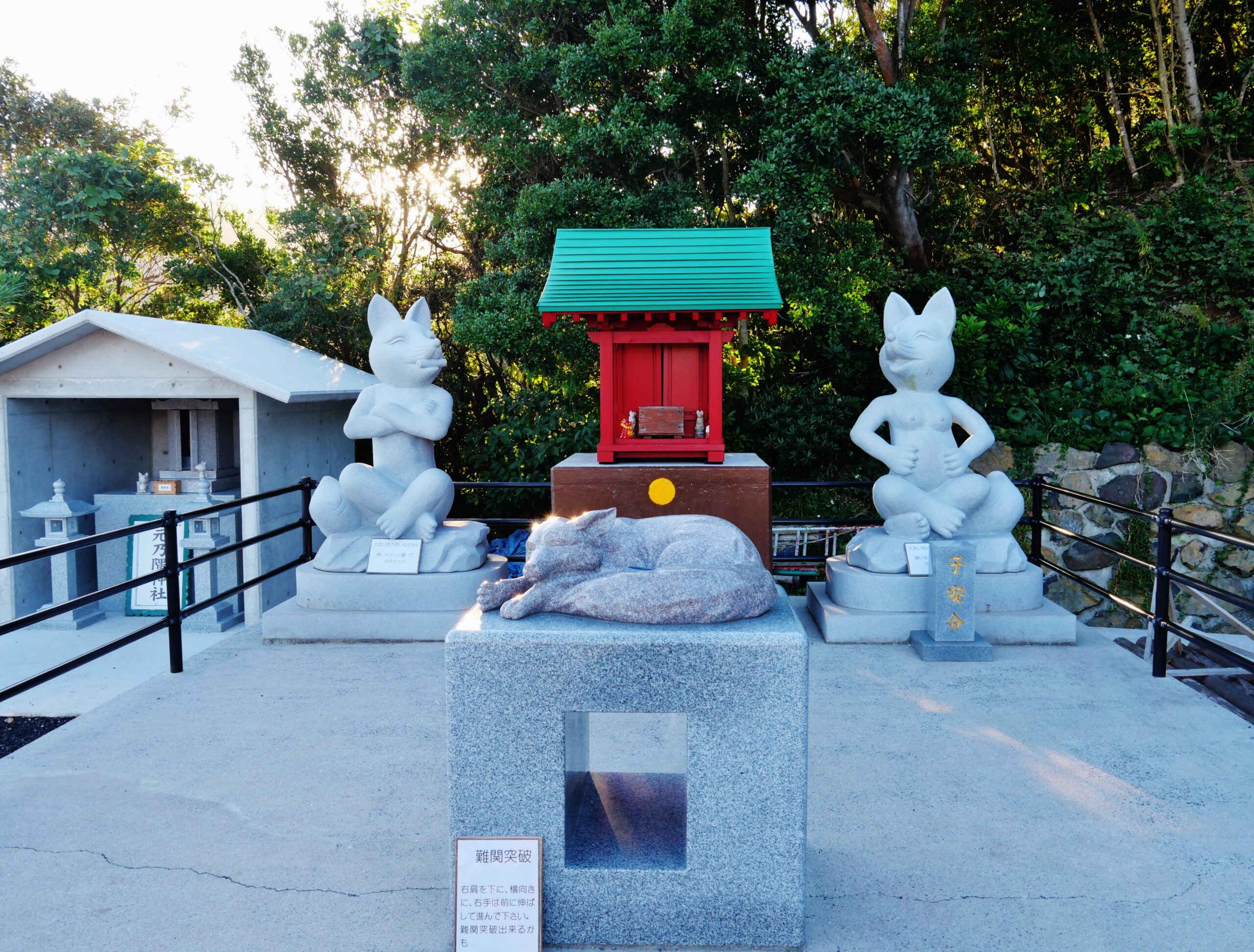 Fox statues and small shrine structure at Motonosumi Shrine