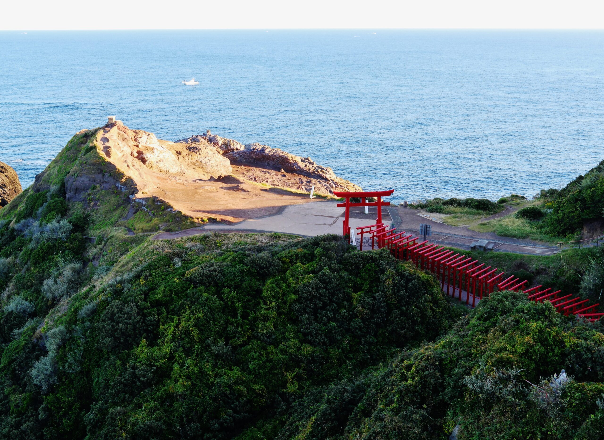 123基の赤い鳥居が日本海の断崖に向かって連なる元乃隅神社の全景