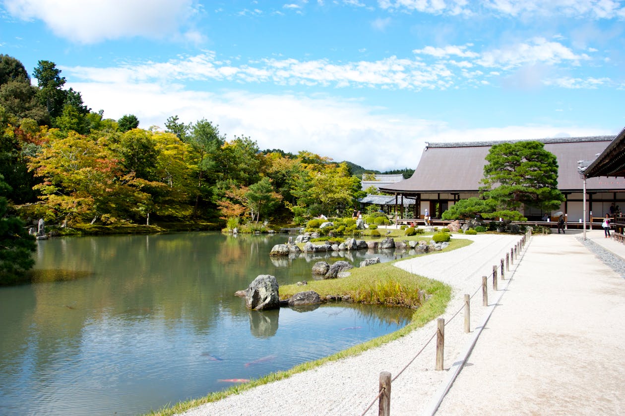 池と建物のある庭園風景（イメージ）