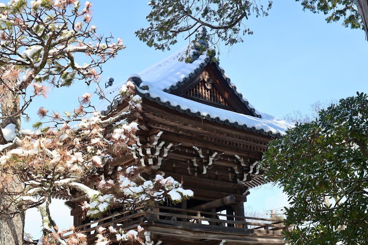 雪に覆われた寺院建築（イメージ）
