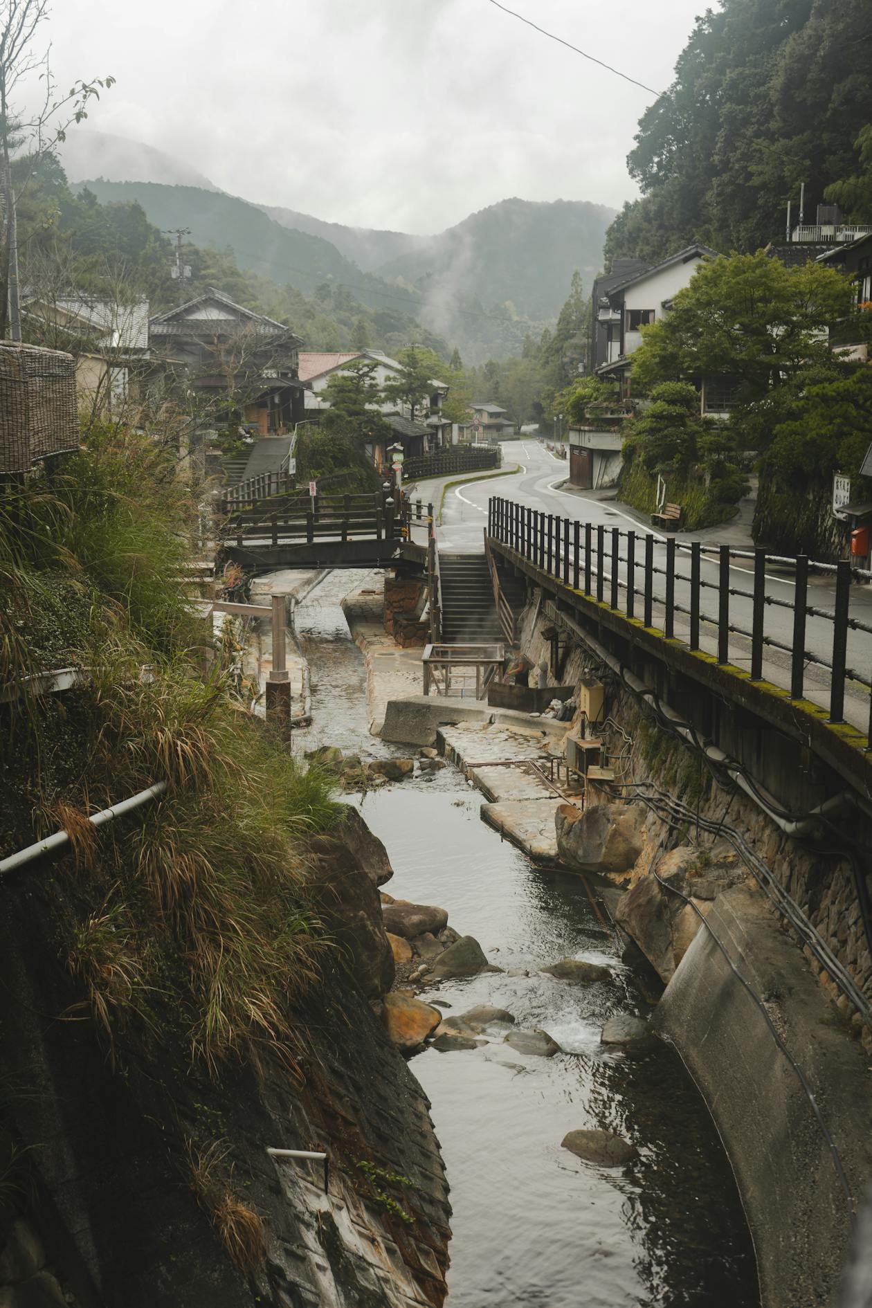 A mountain hot spring village (image)