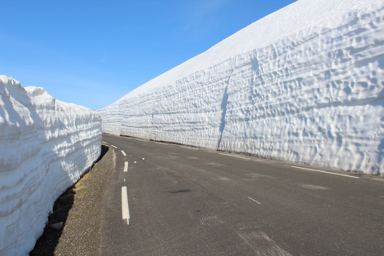 A road lined with tall snow walls (image)
