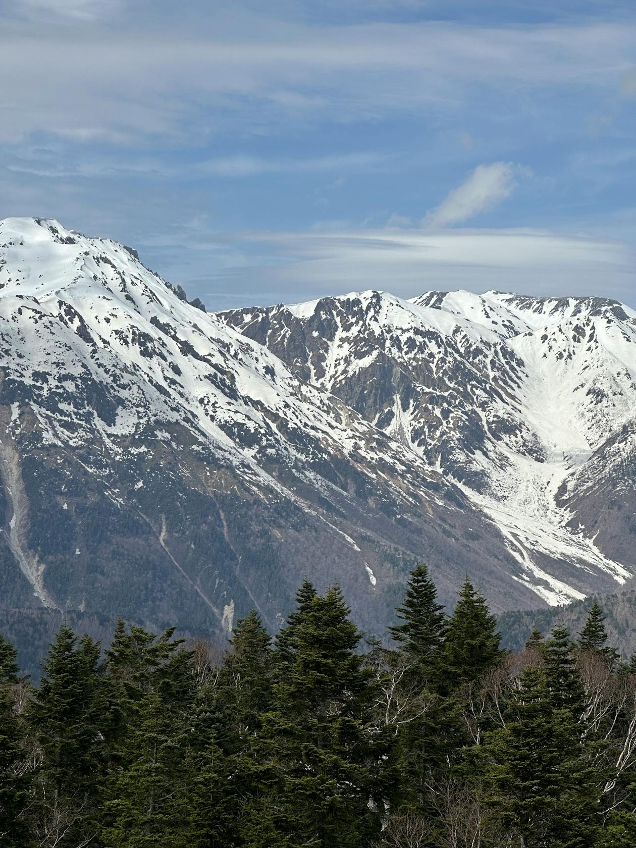 Snow-covered peaks of the Northern Alps (image)