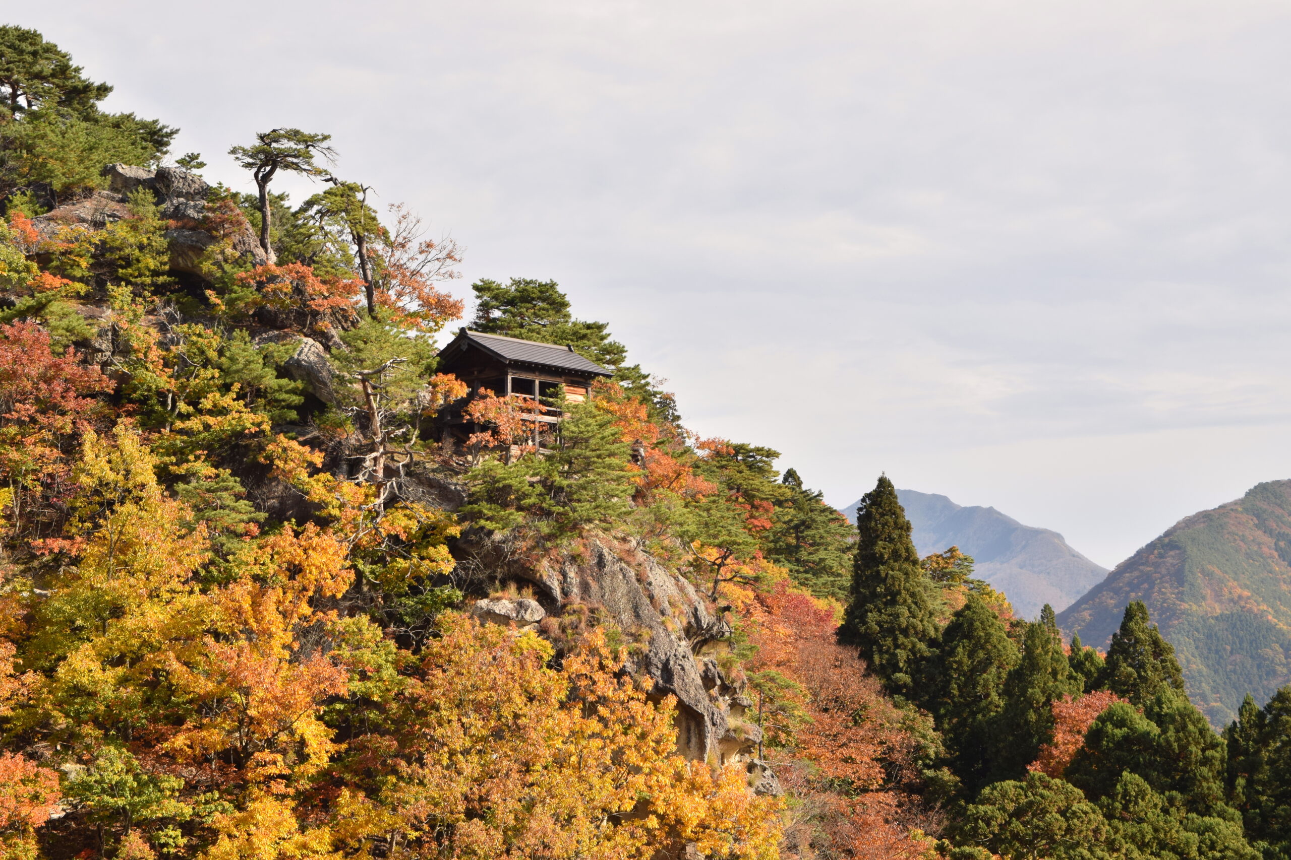 立石寺の紅葉と五大堂