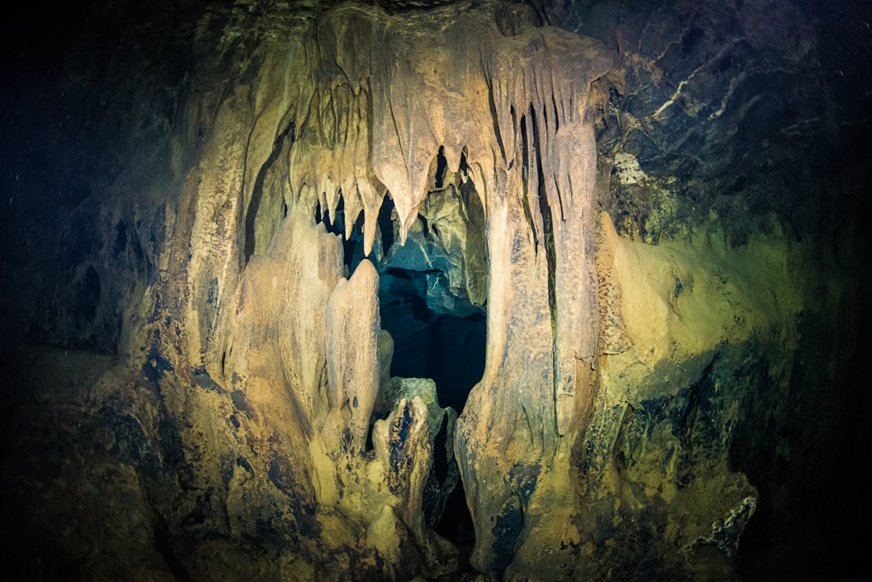 Stalactite formations (image)