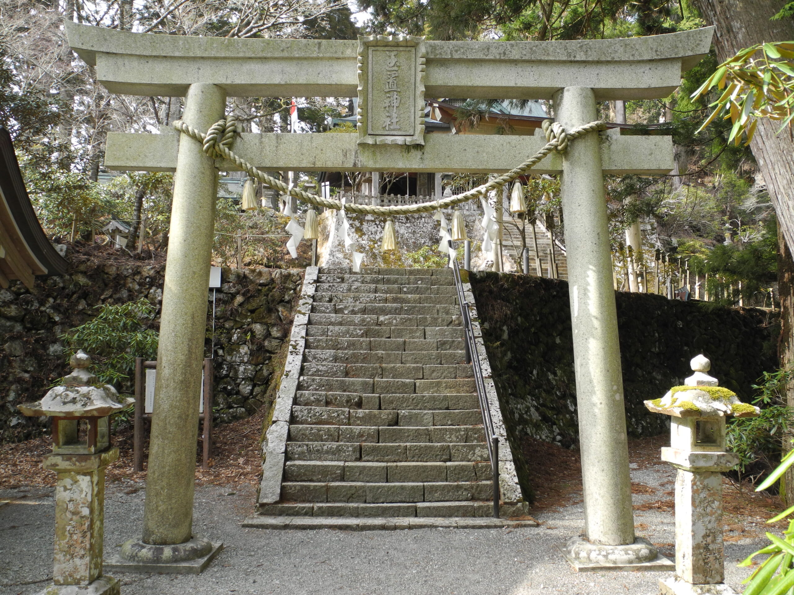 玉置神社の鳥居と石段