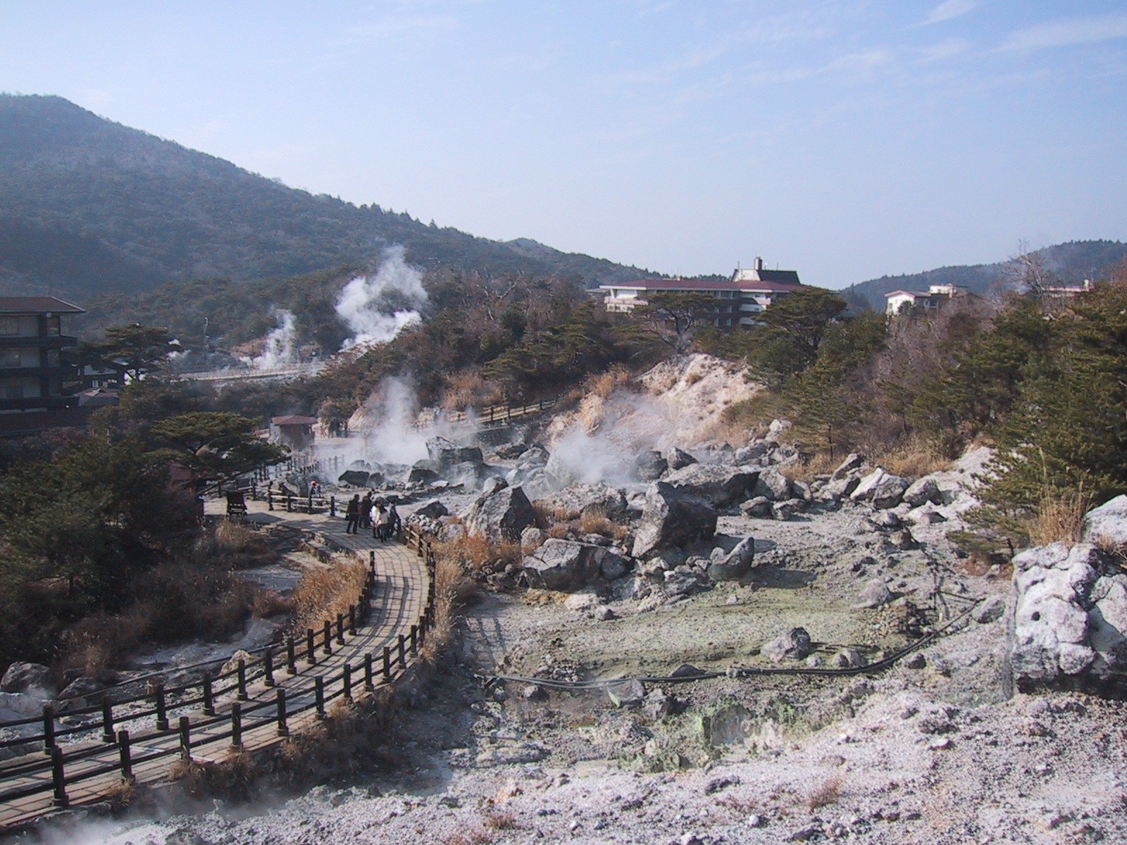雲仙地獄の全景、遊歩道と噴気地帯