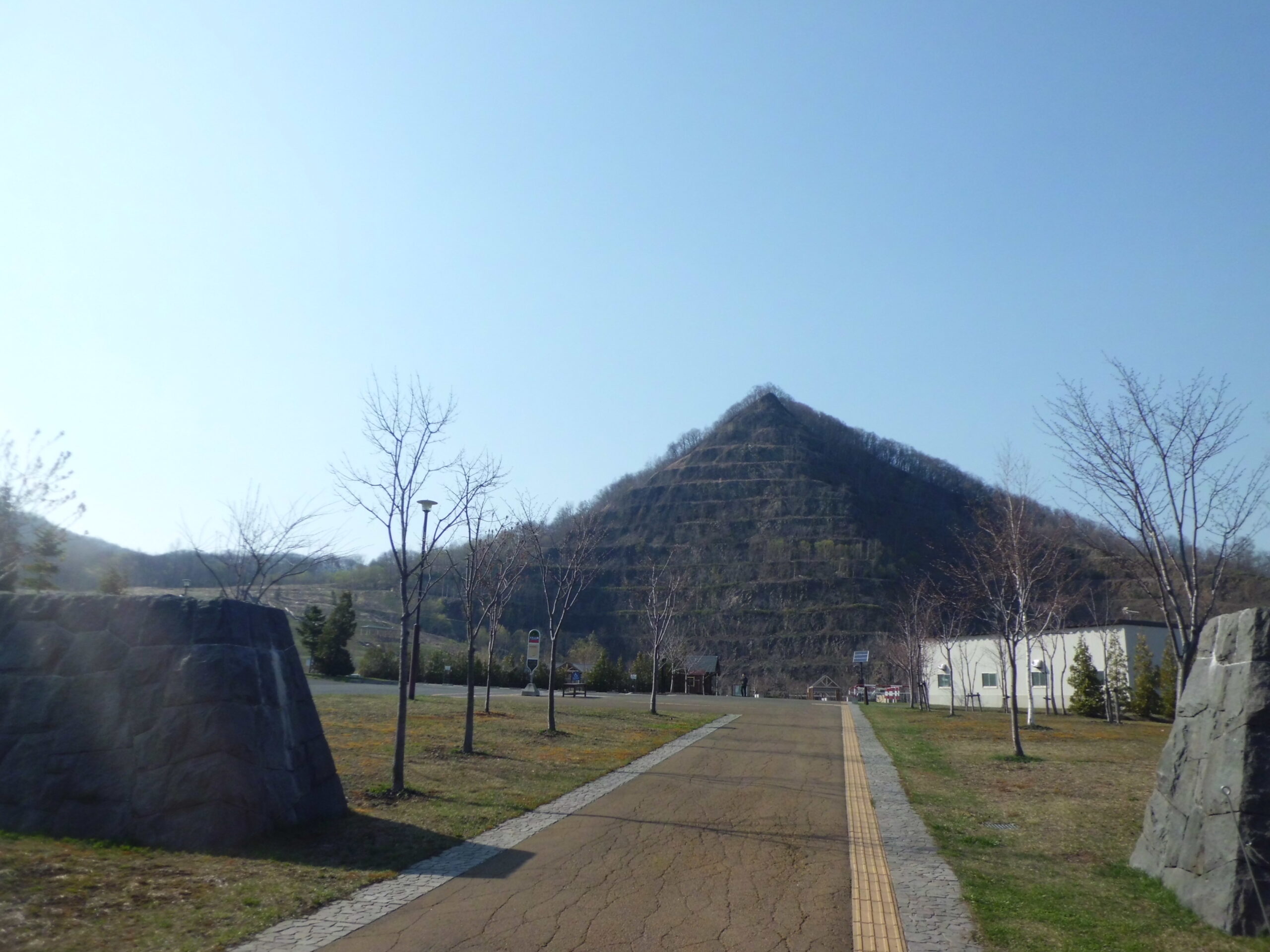 五天山のピラミッド型の山容と五天山公園