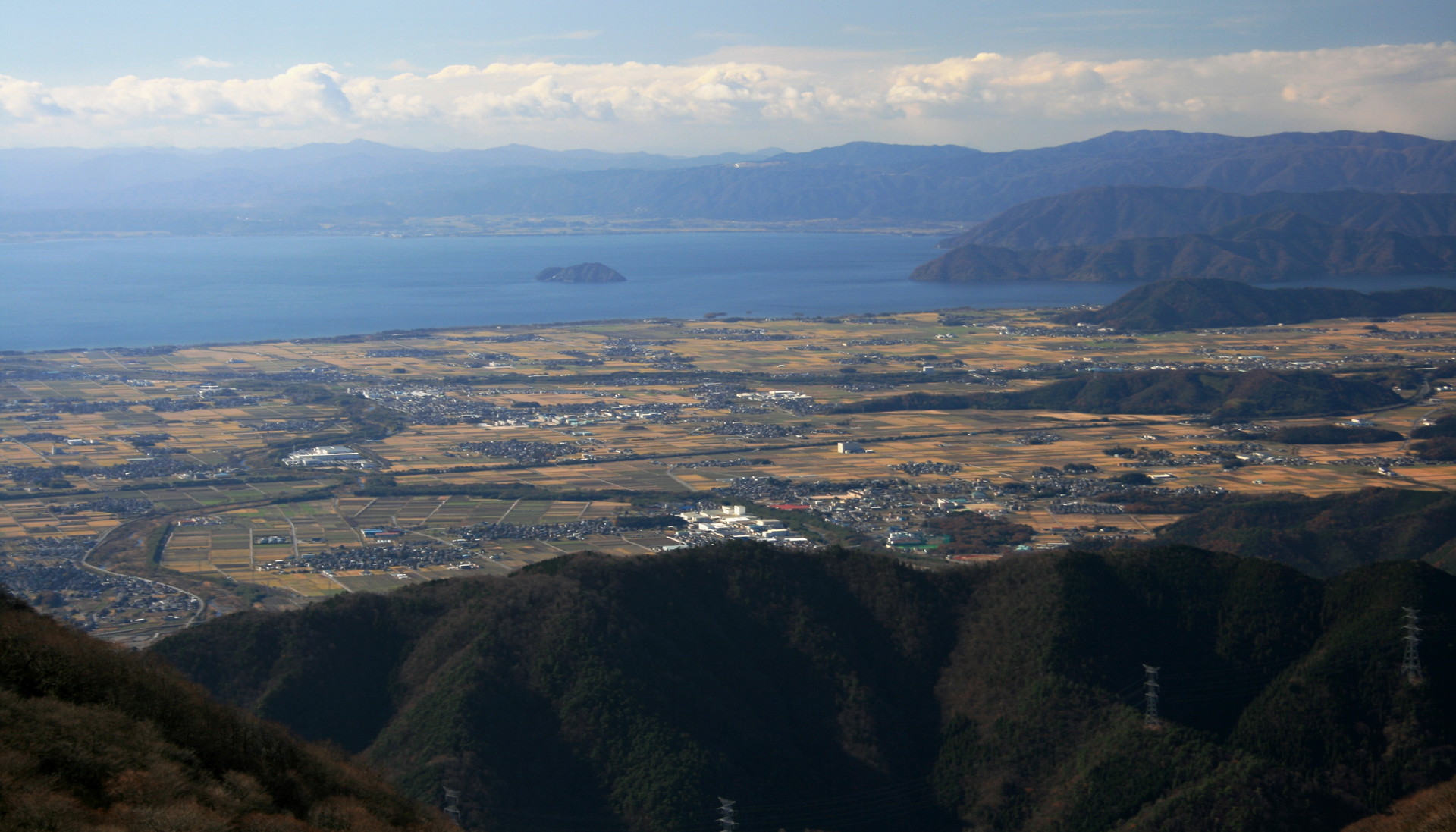 竹生島と琵琶湖の遠景