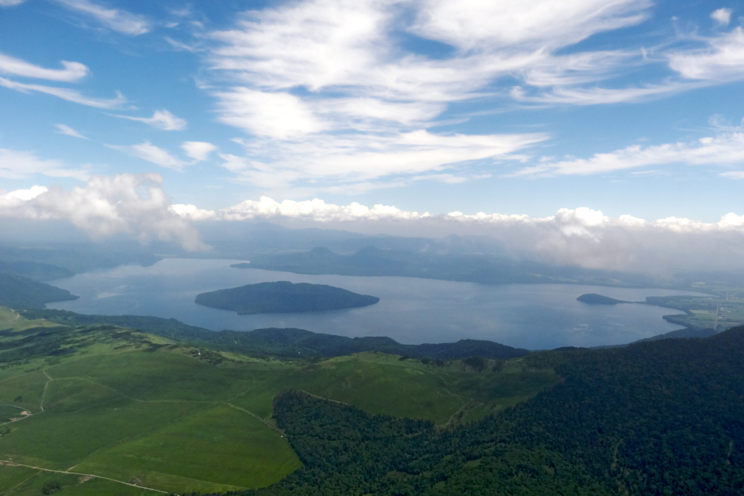 屈斜路湖と中島の俯瞰