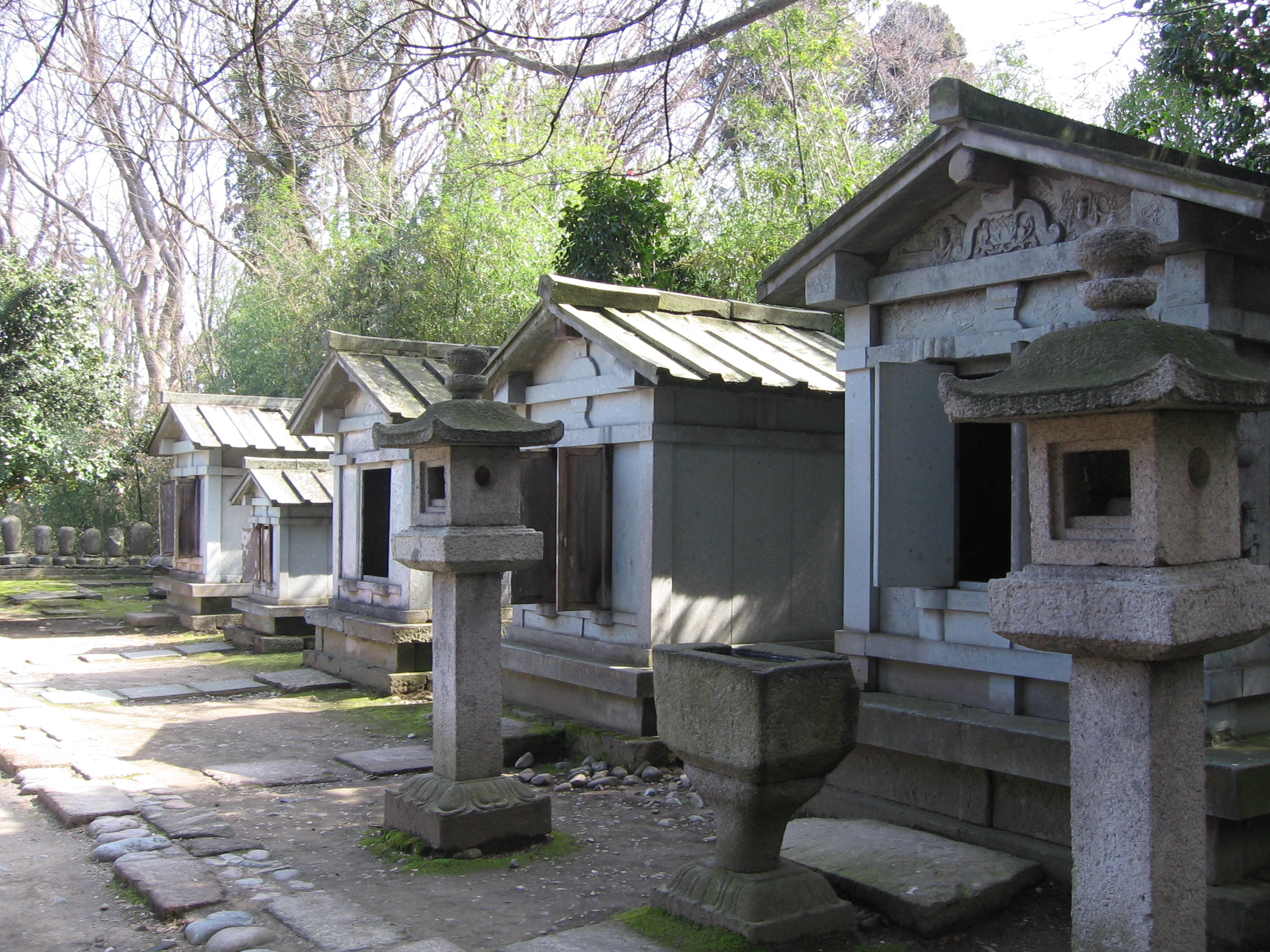 Stone mausoleums of the Maeda and Oda clans