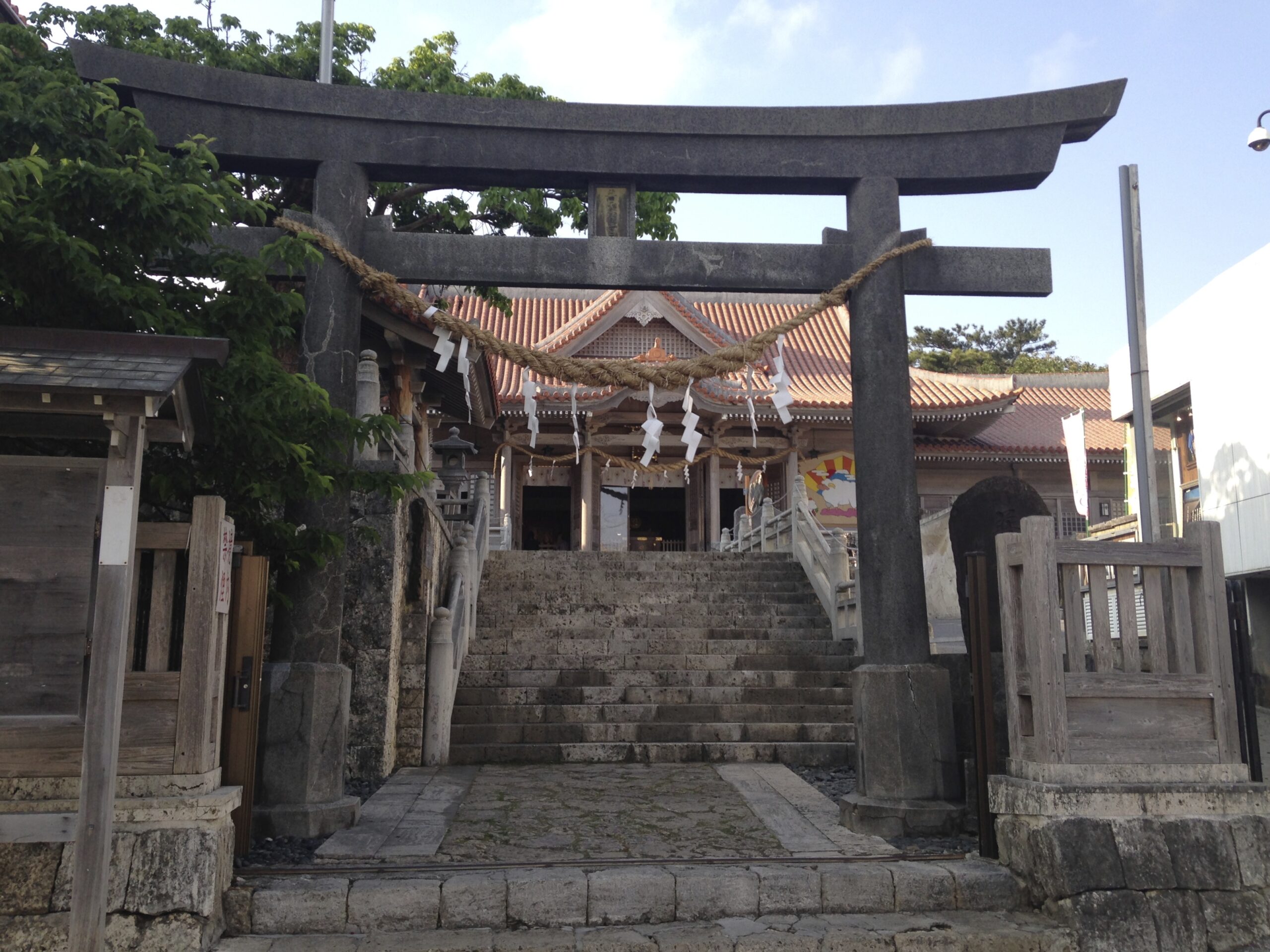 普天満宮の石鳥居と参道