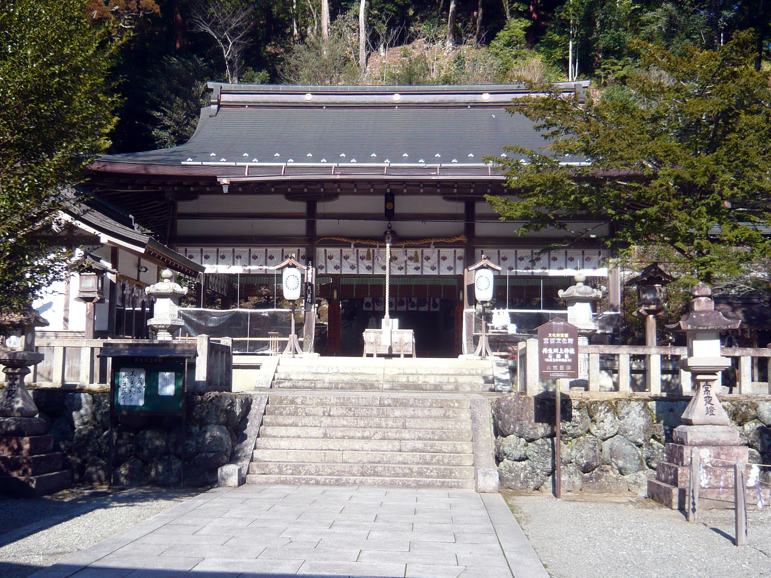 The worship hall of Niukawakami Shrine (Nakasha)