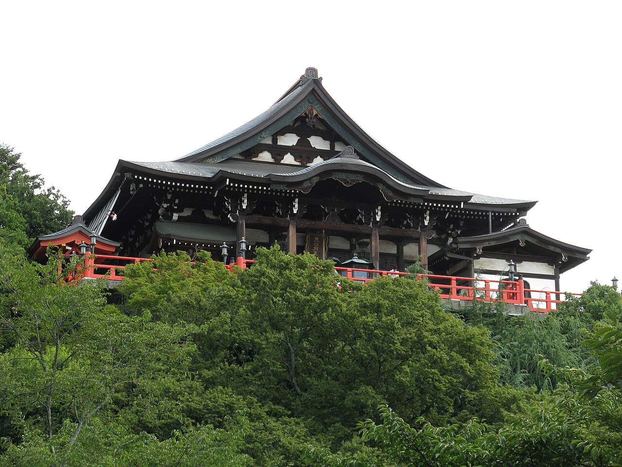 舞台造りの本堂