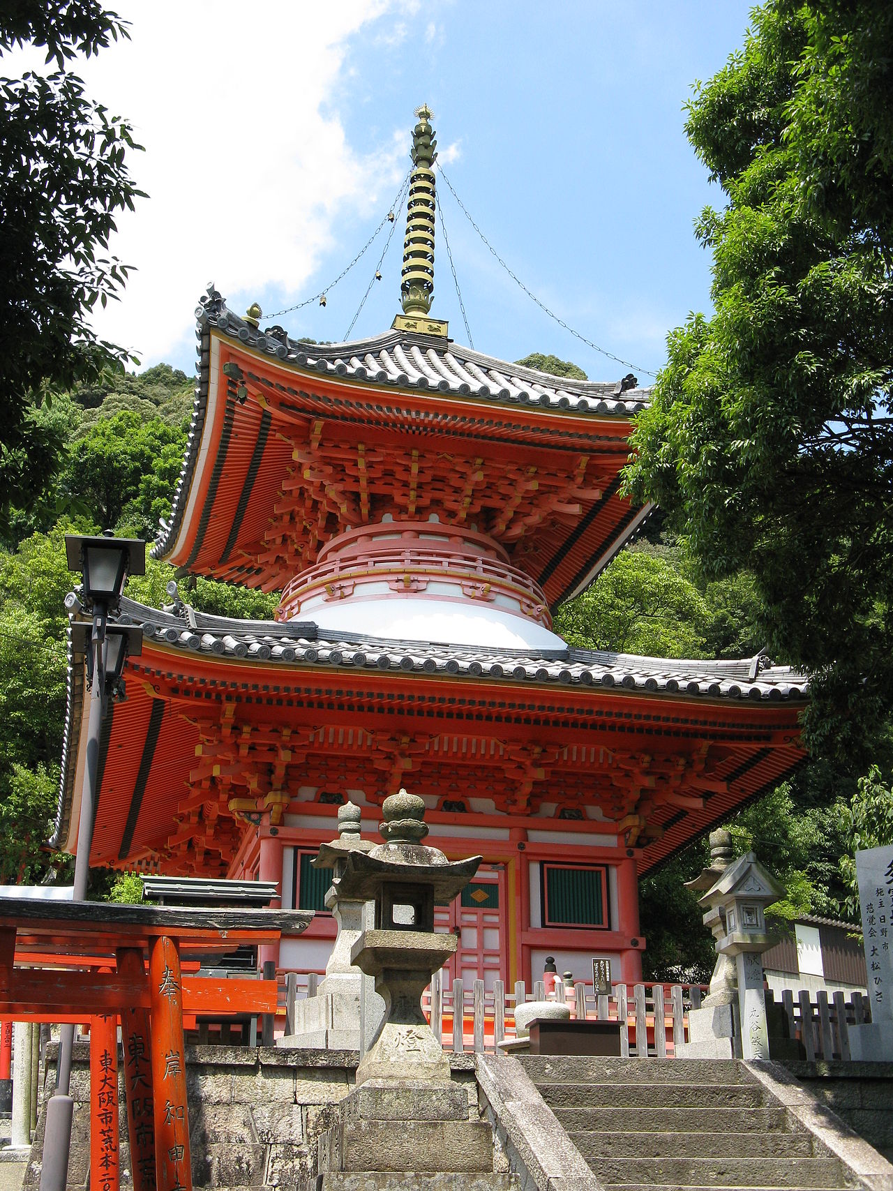 朱塗りの多宝塔