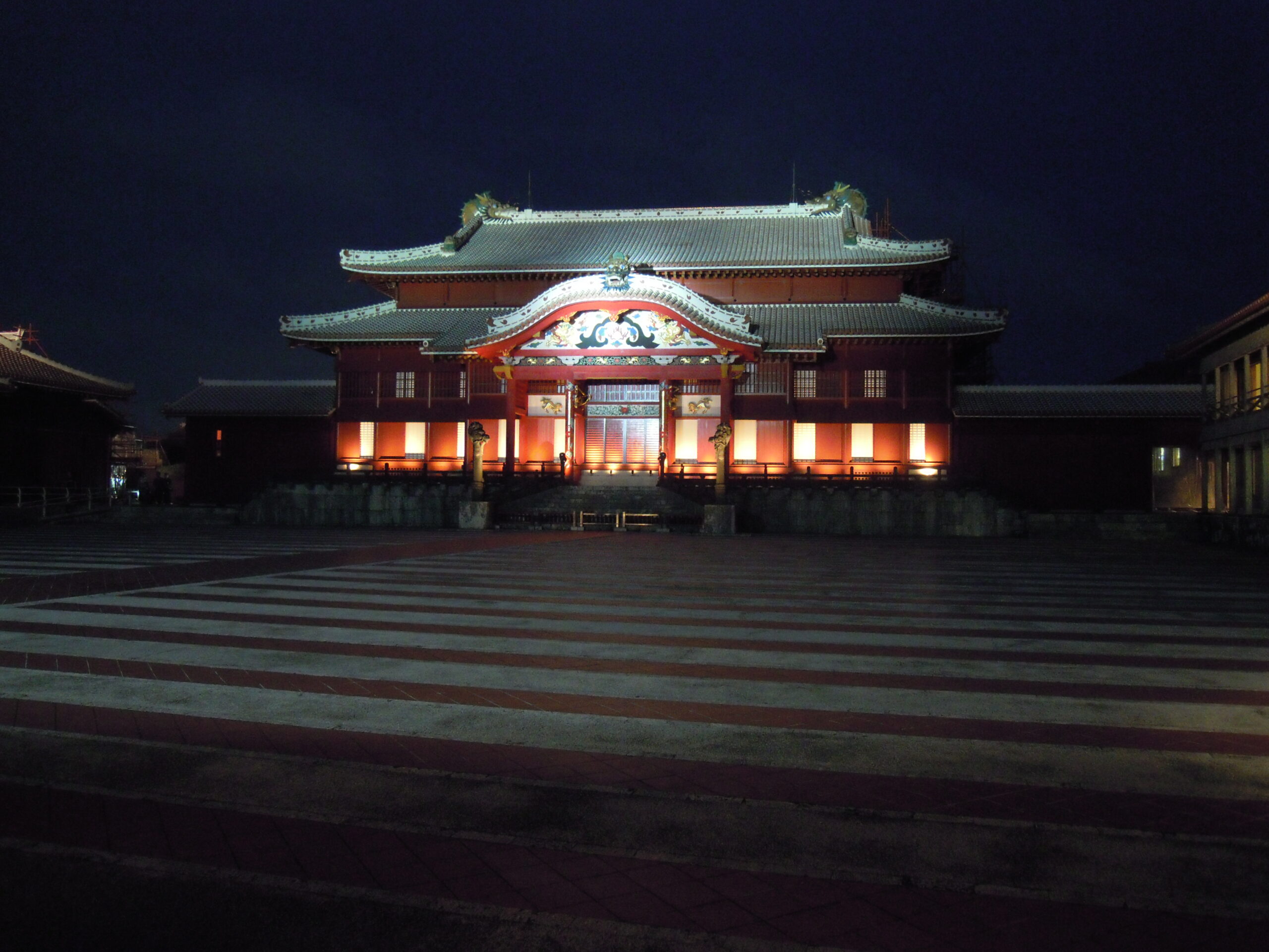 火災前の首里城正殿（ライトアップ）