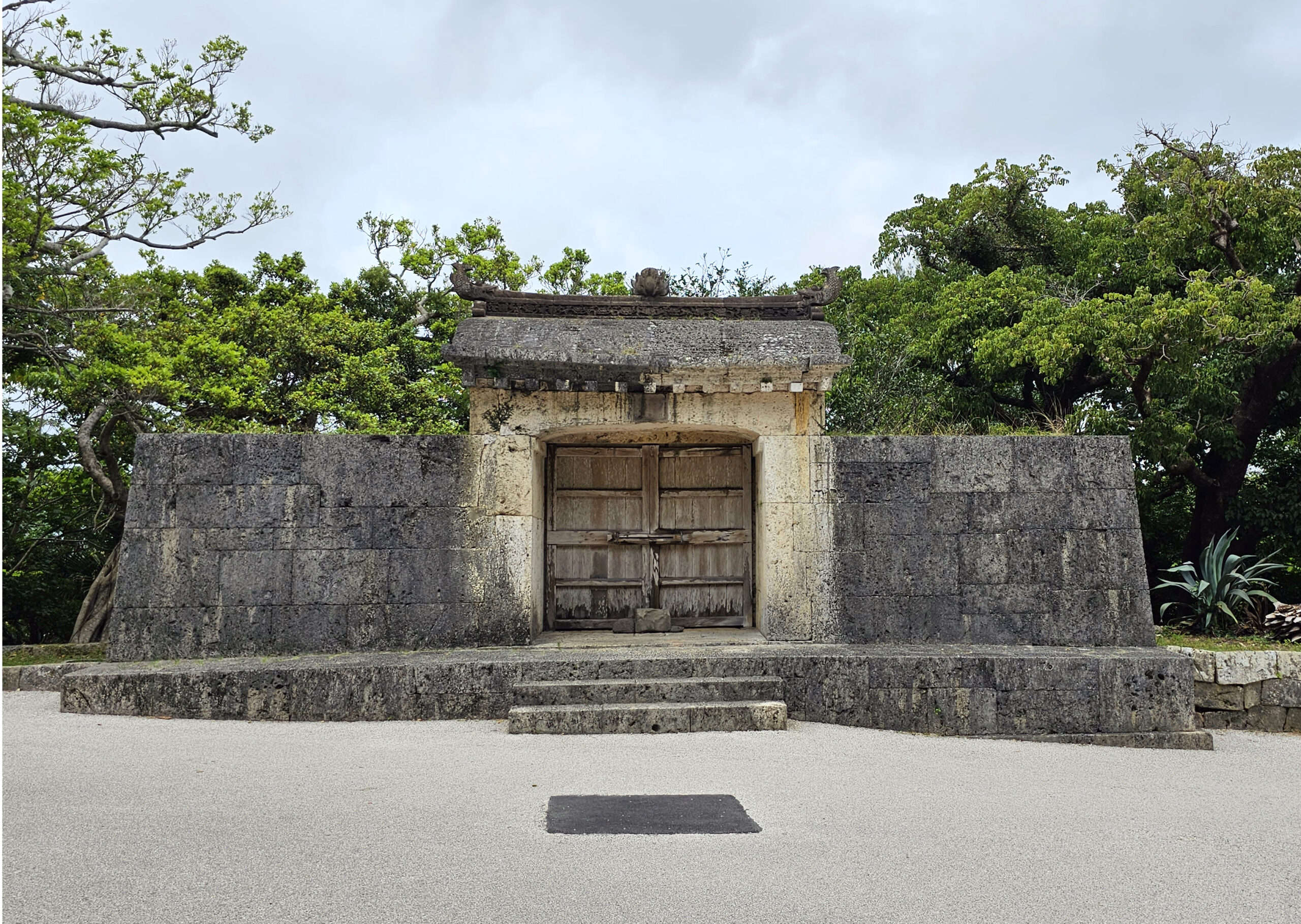 園比屋武御嶽石門