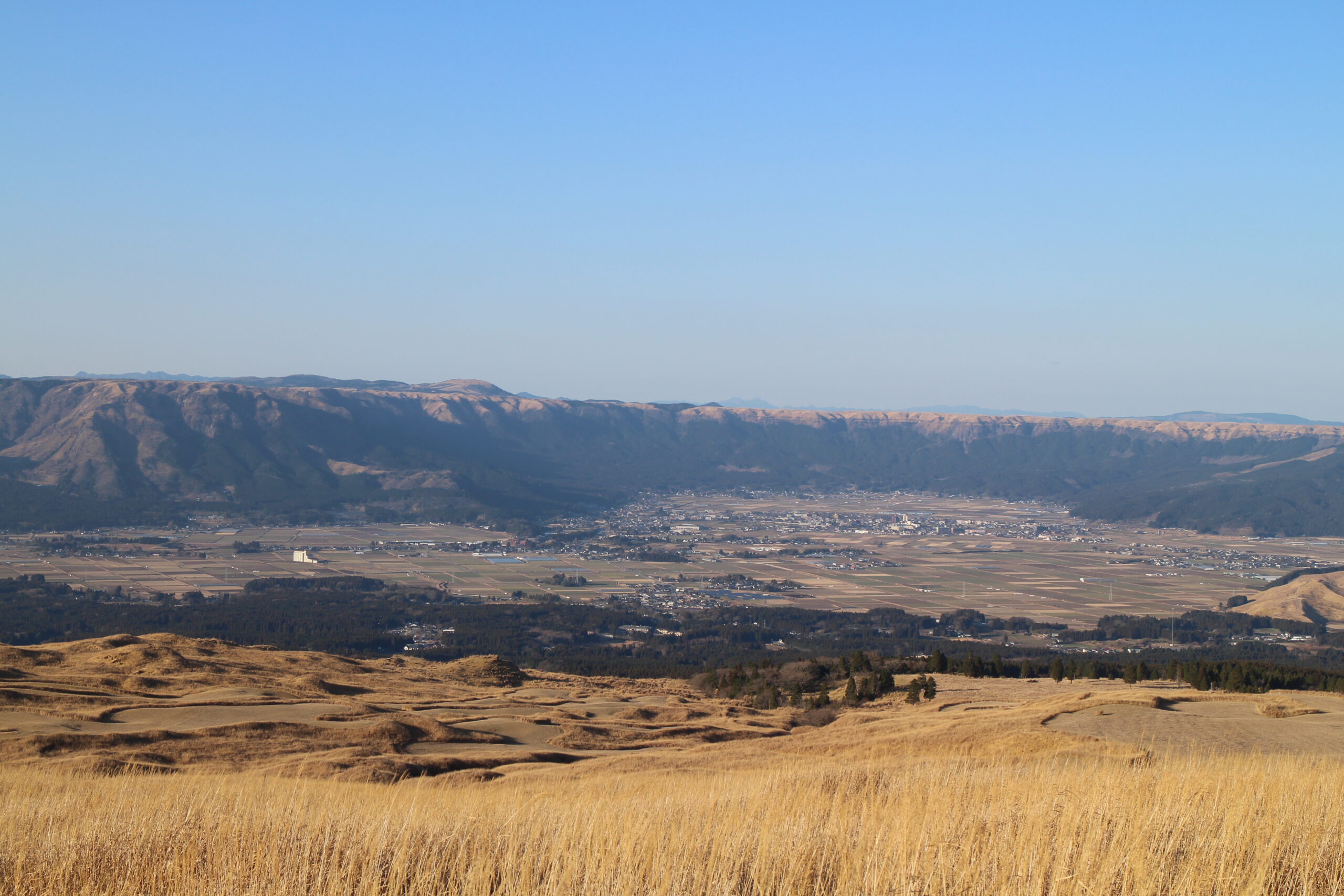 阿蘇の外輪山とカルデラ