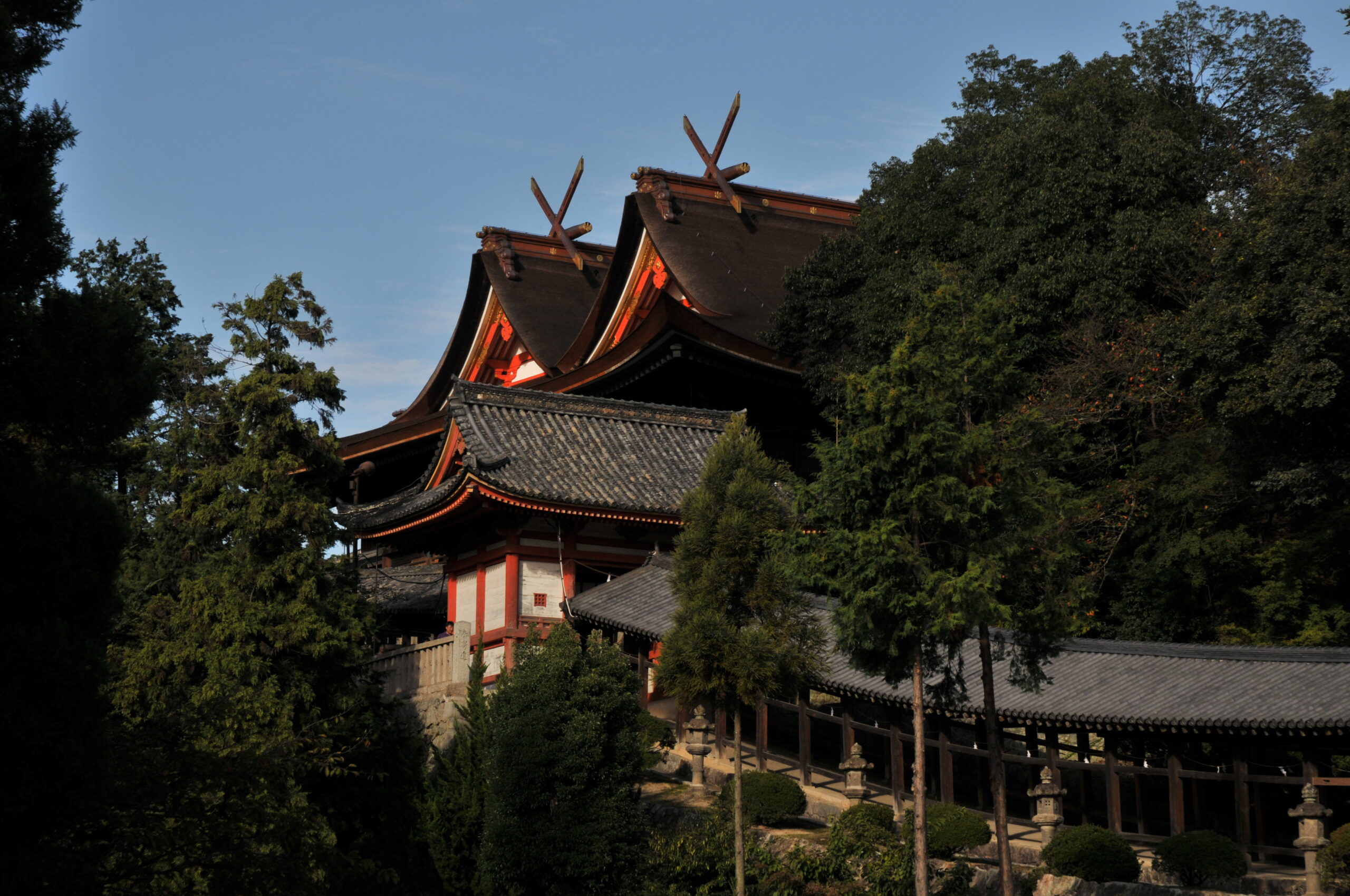 吉備津神社の本殿と回廊を望む