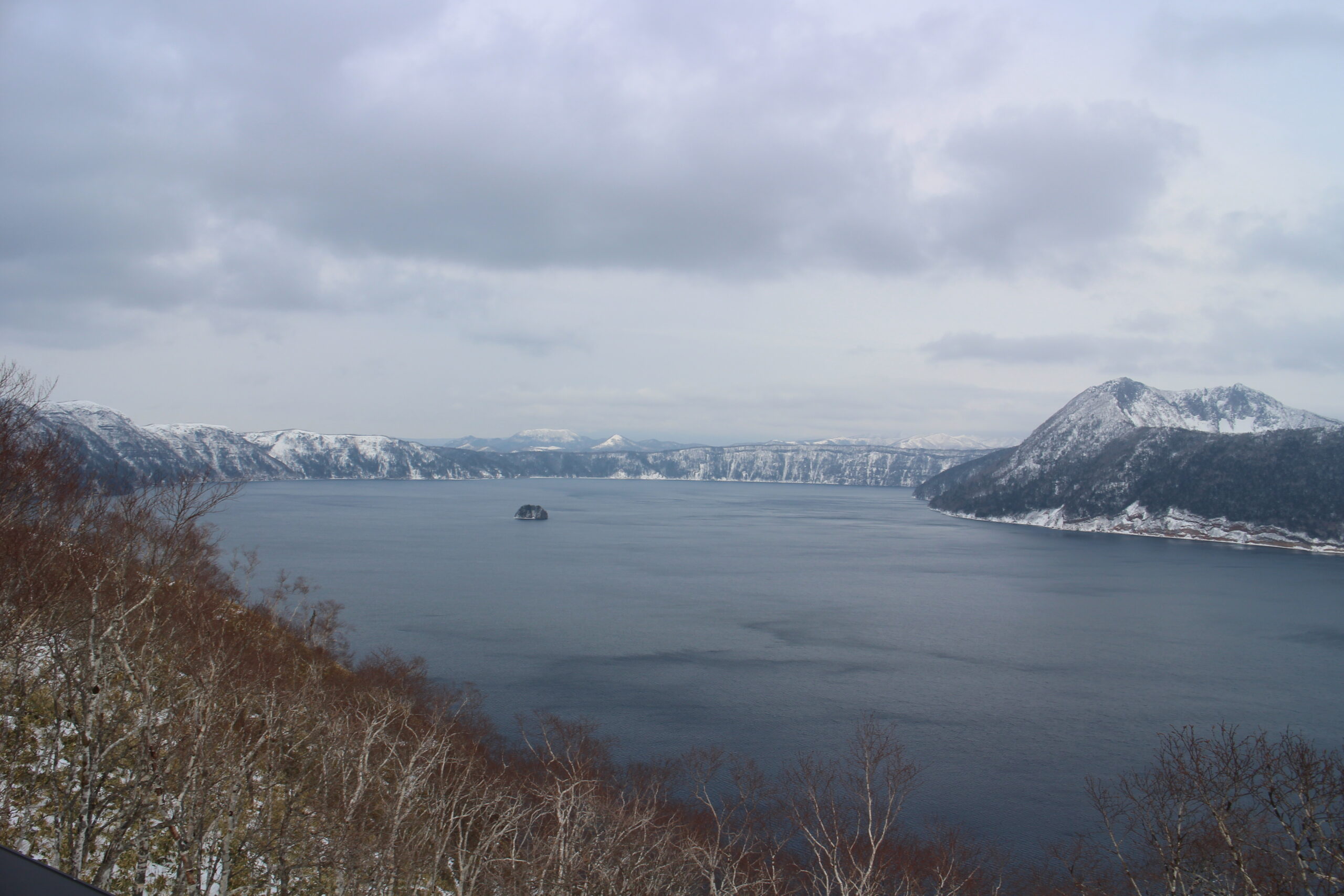 冬の摩周湖と中央のカムイシュ島