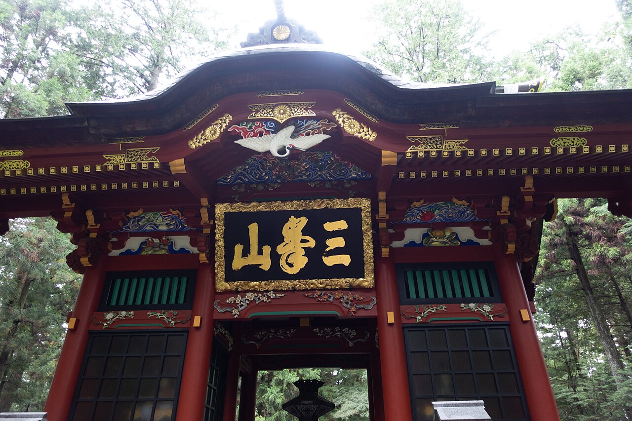 三峯神社の随身門