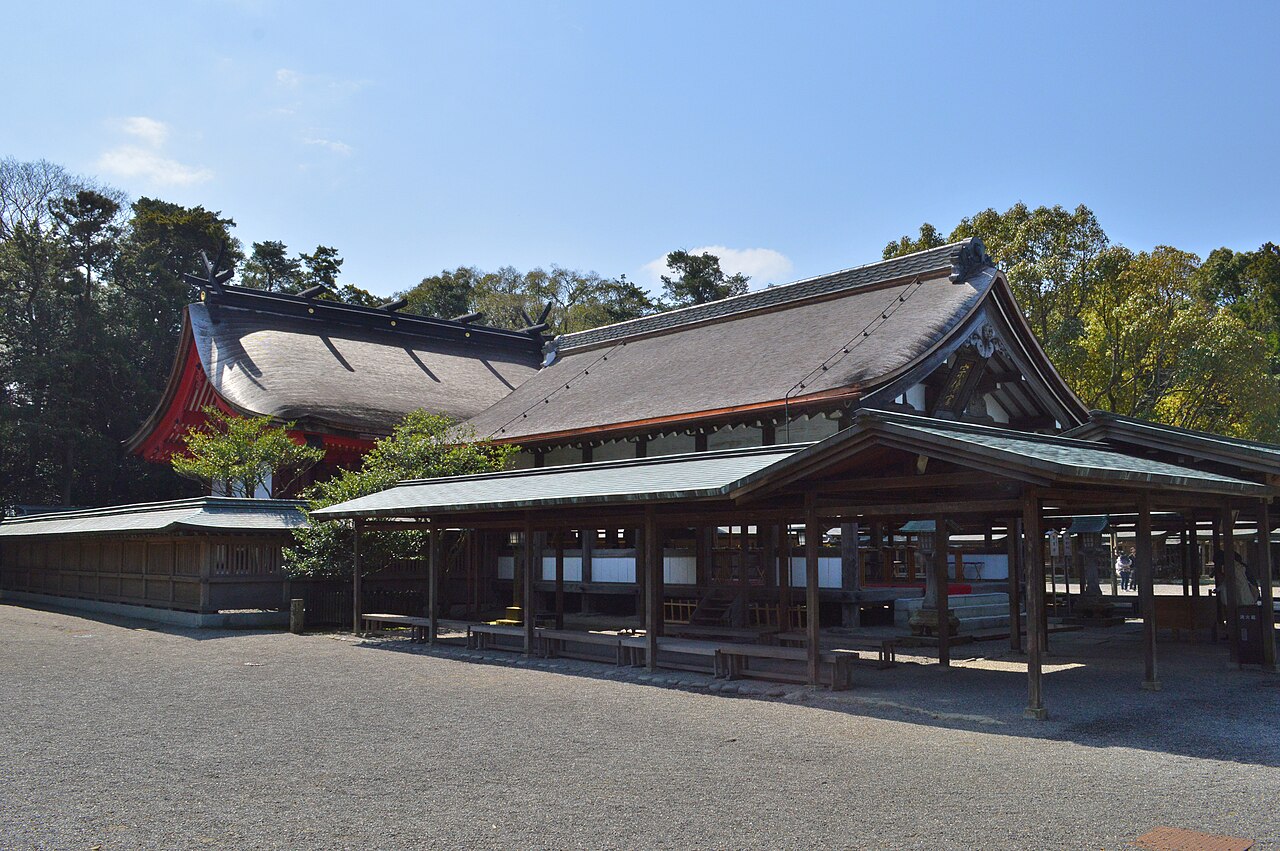 宗像大社辺津宮の社殿。茅葺き屋根の本殿が森に囲まれて建つ