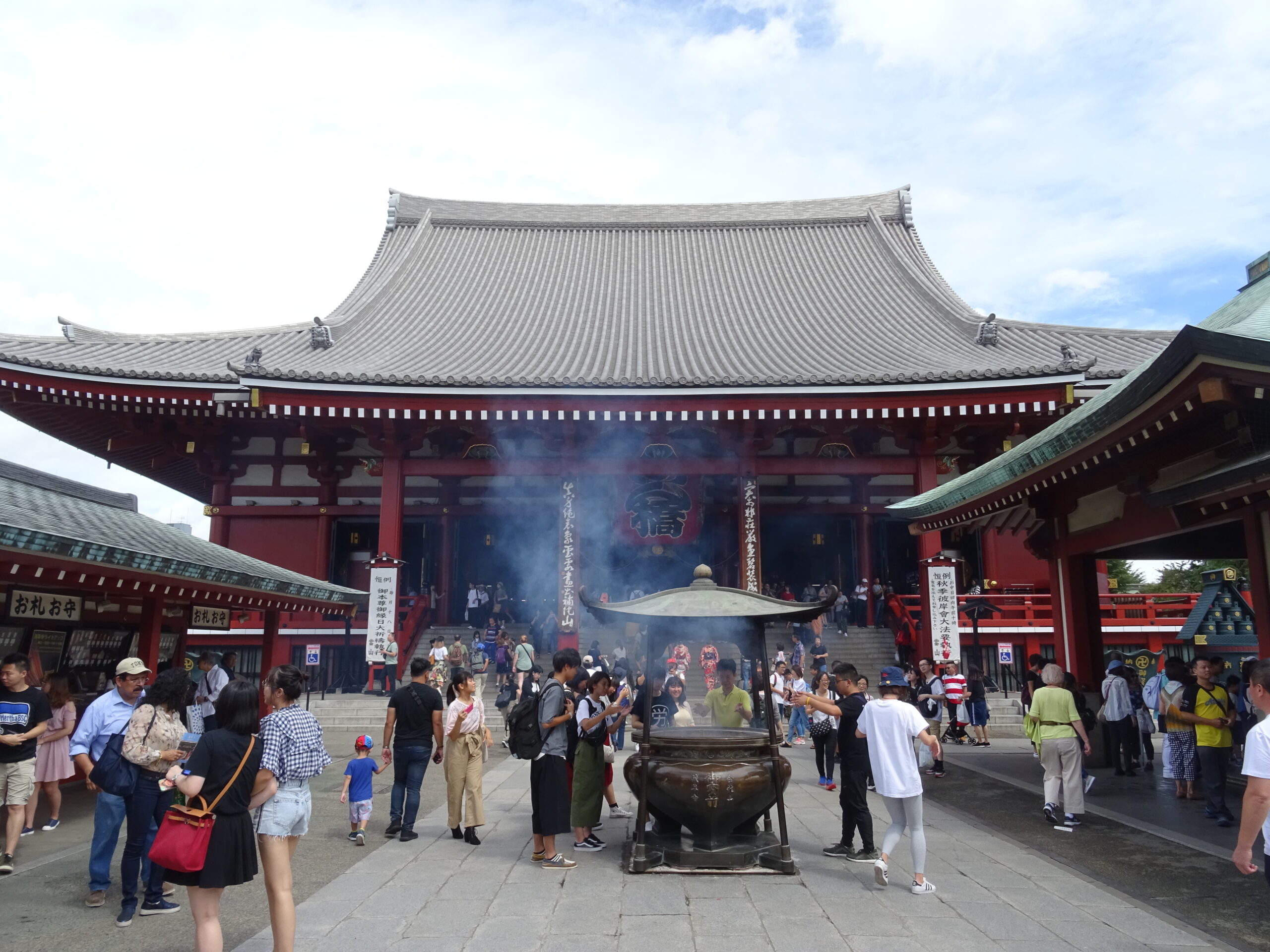 浅草寺の本堂と常香炉