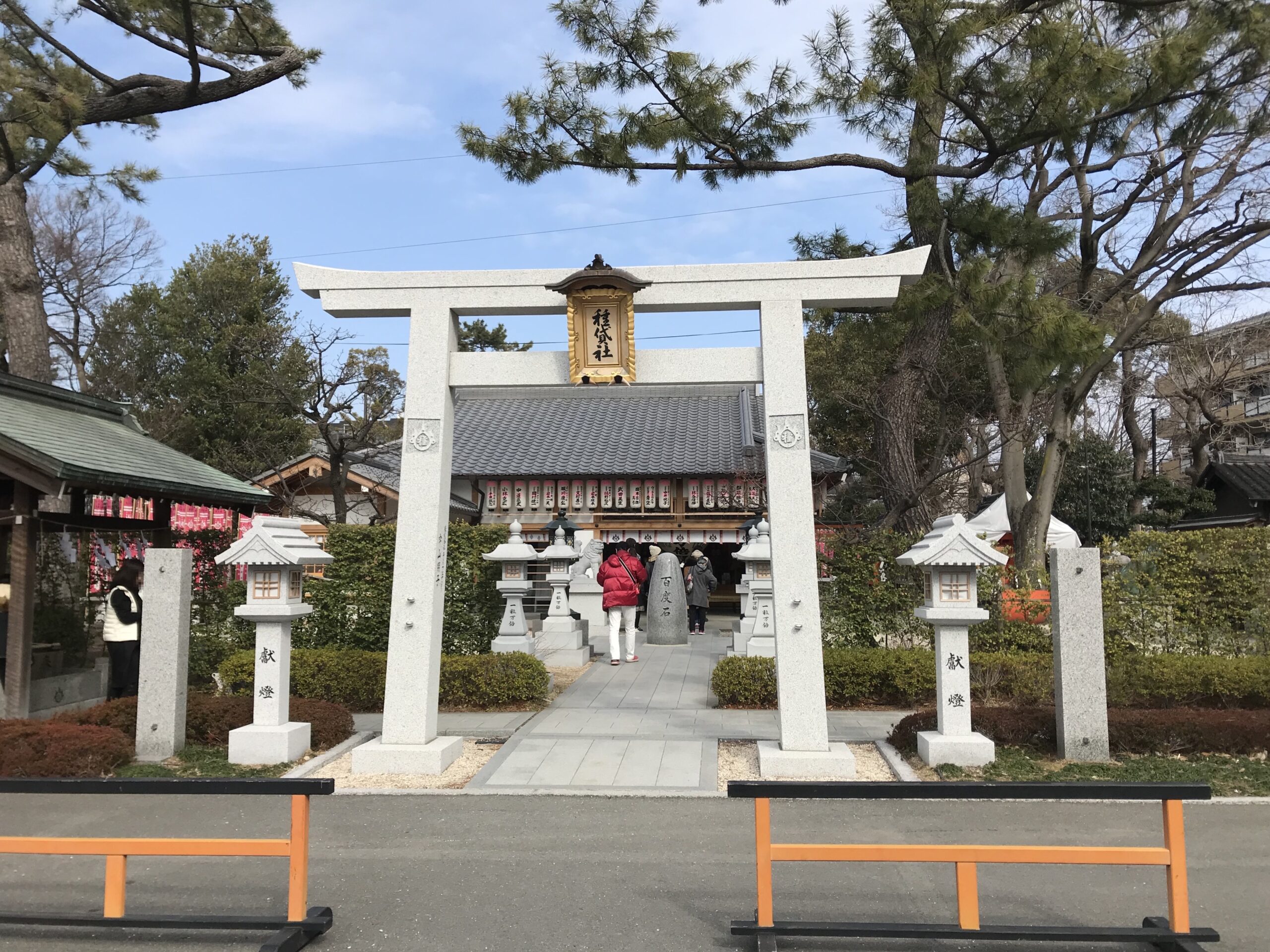 種貸社の白い石鳥居——初辰まいり1番社