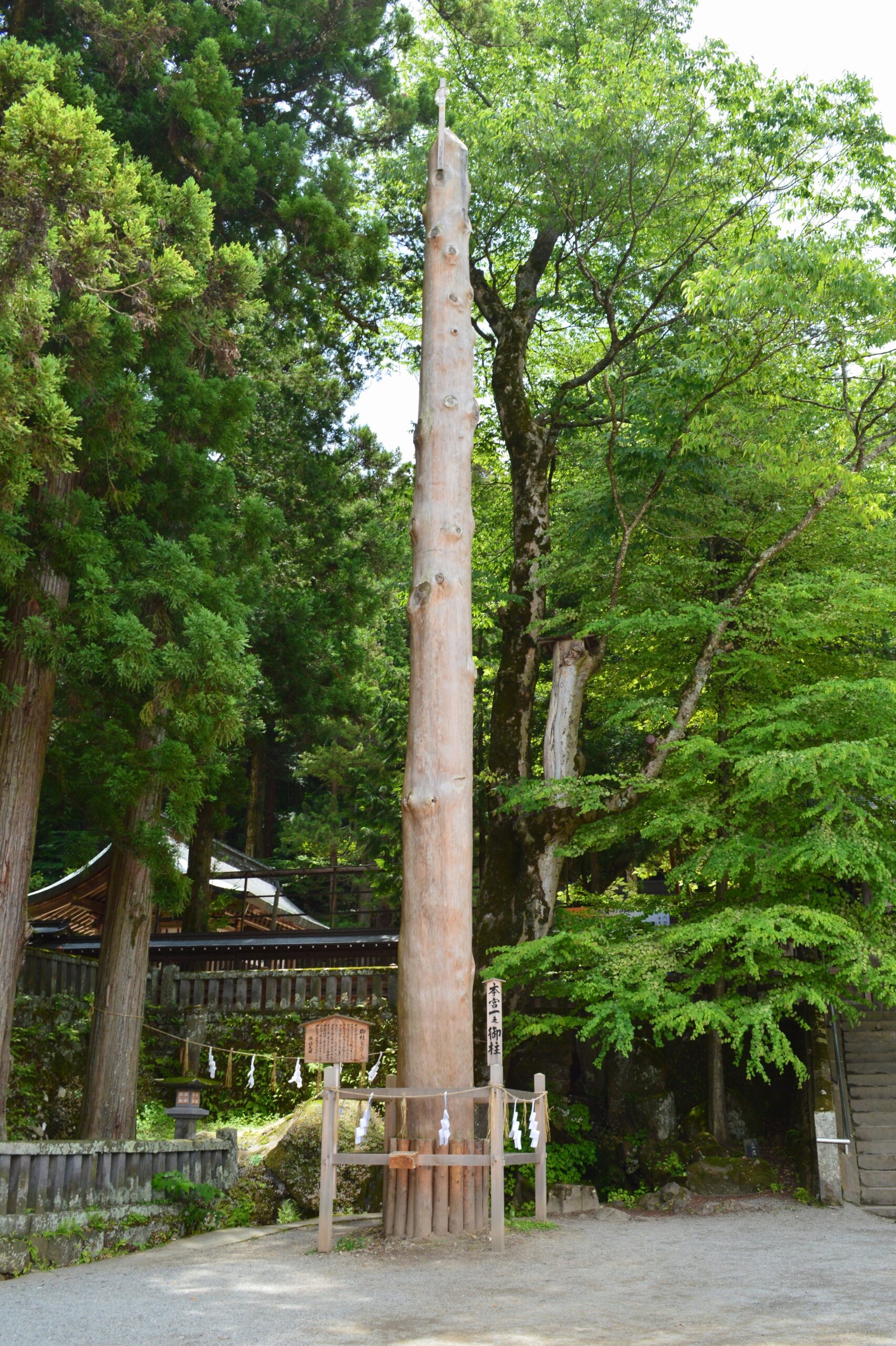 諏訪大社上社本宮の一之御柱
