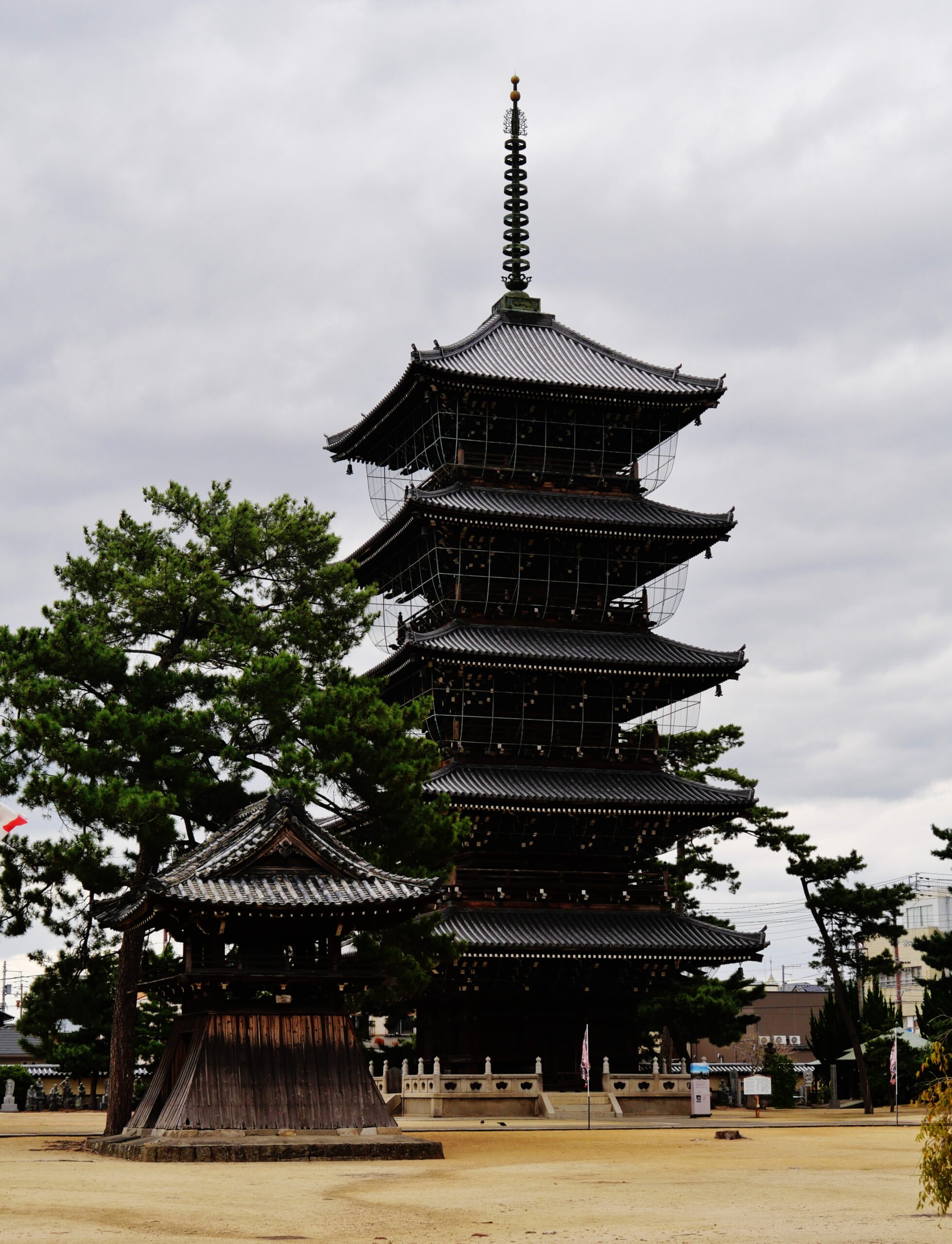 善通寺の五重塔と鐘楼