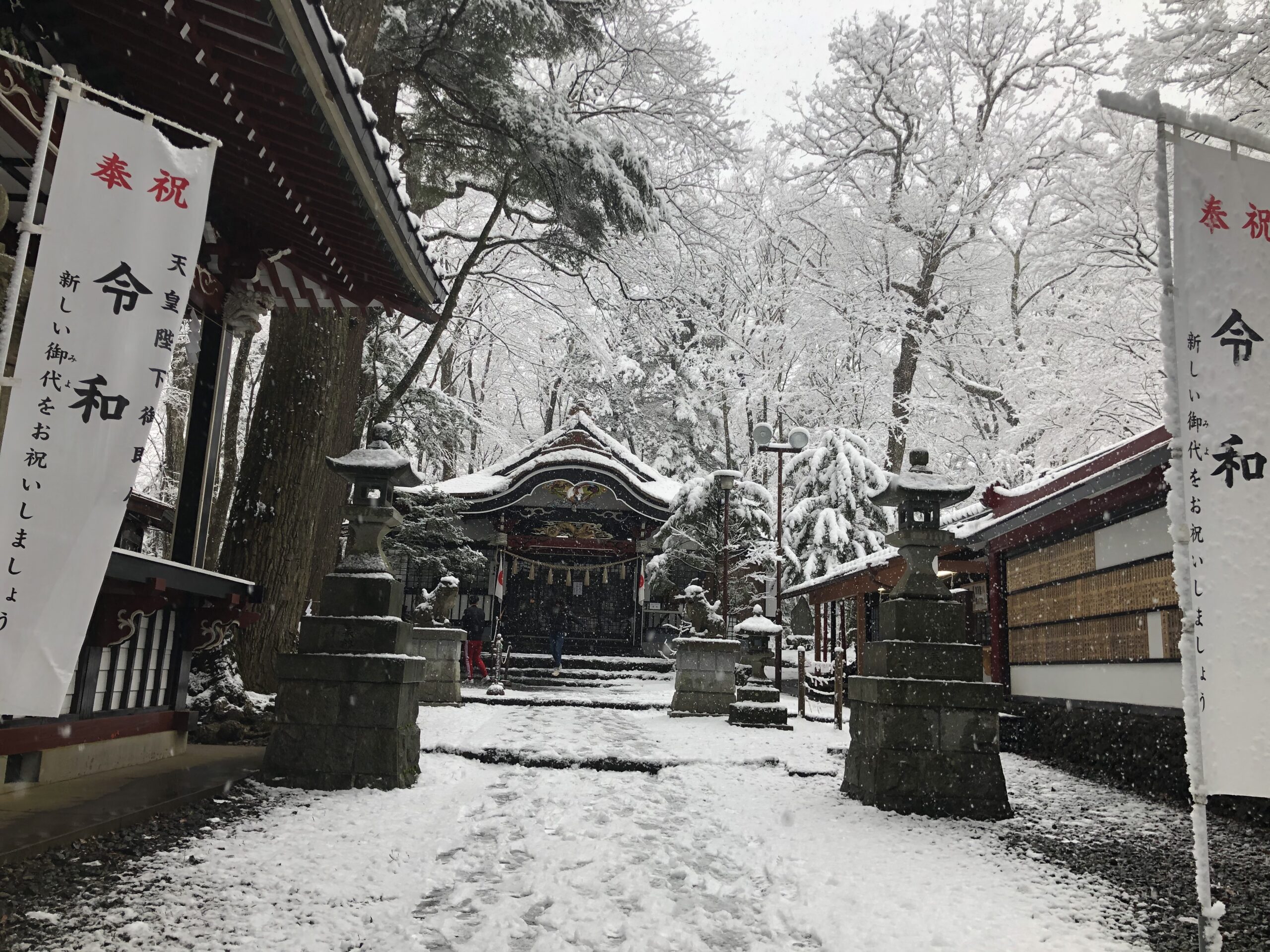 新屋山神社の本社
