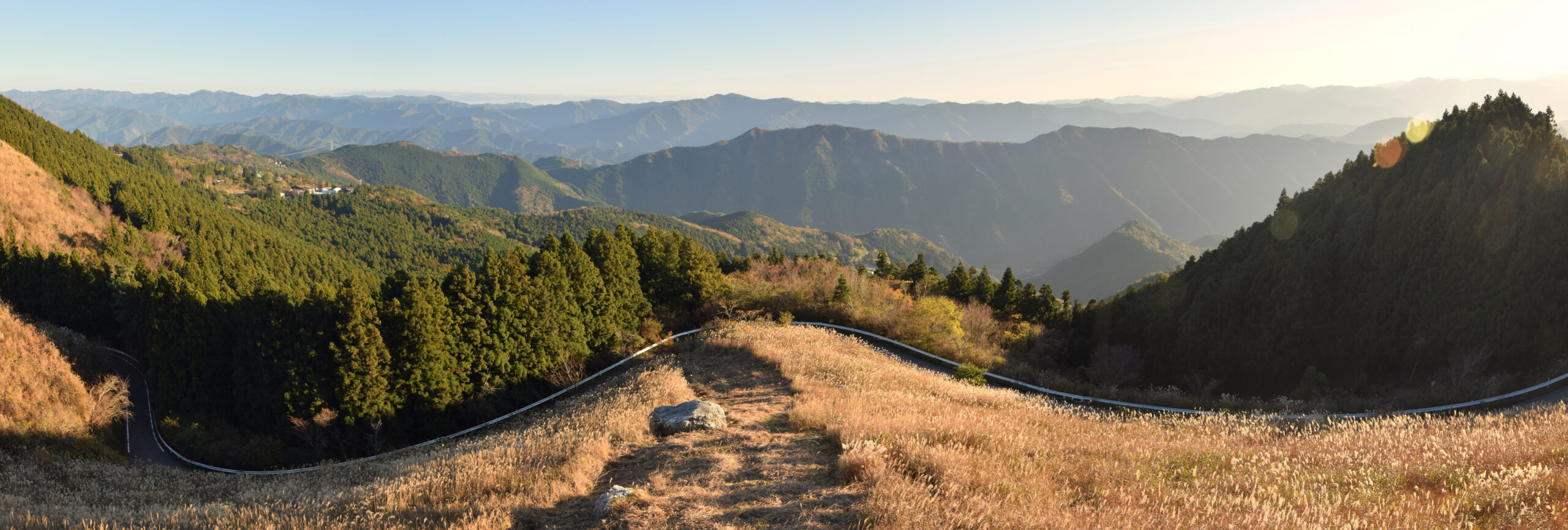 草原の稜線と幾重にも連なる山並み